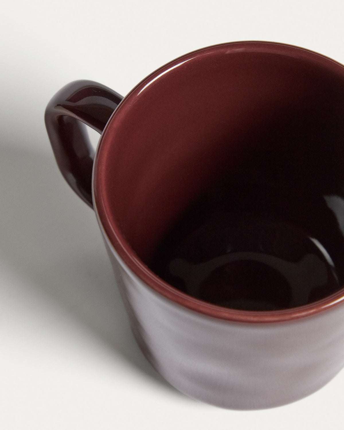 Burgunderrote Tasse aus glänzender Keramik mit schlichter Form, Grösse 24x12x10 cm, hergestellt in Portugal.