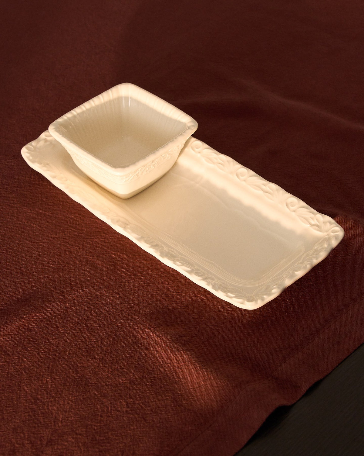 Keramik-Tablett in Beige und Weiss mit dezentem Reliefmuster, glatte Oberfläche, misst 34 x 30 x 10 cm.