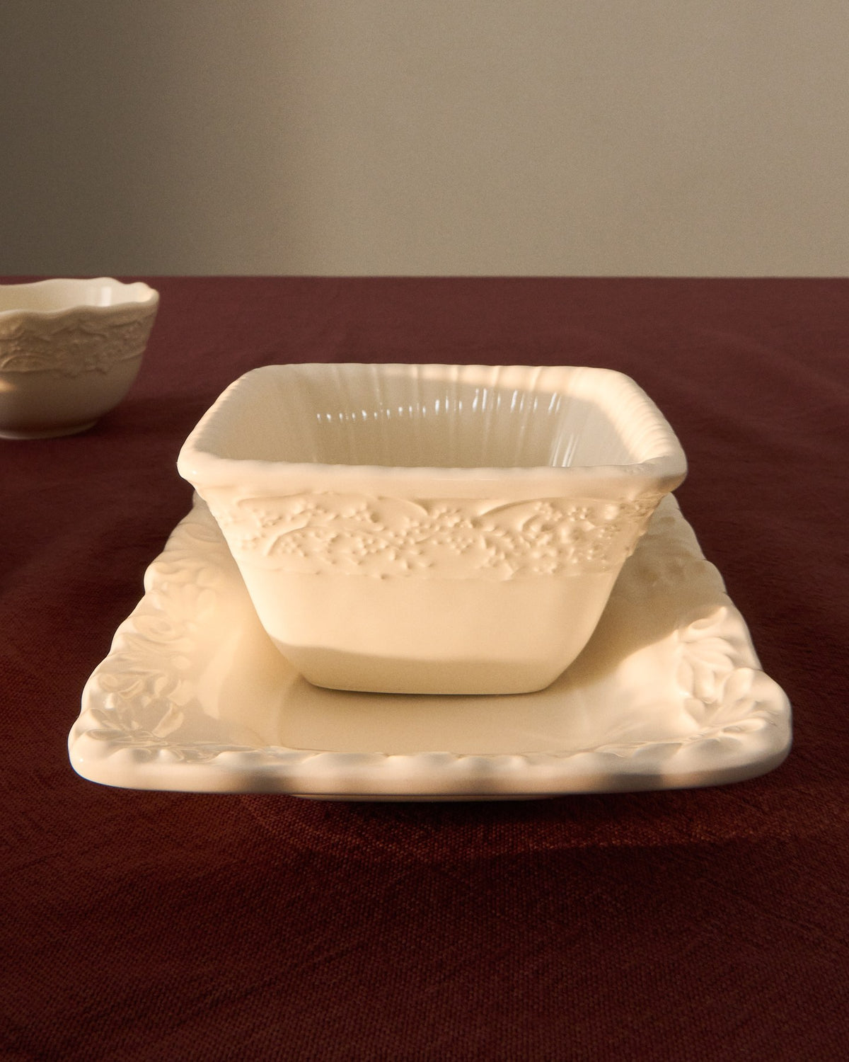 Kleine beige Keramikschale Varla mit dezentem Relief, aus 100% Keramik gefertigt, hergestellt in Portugal.