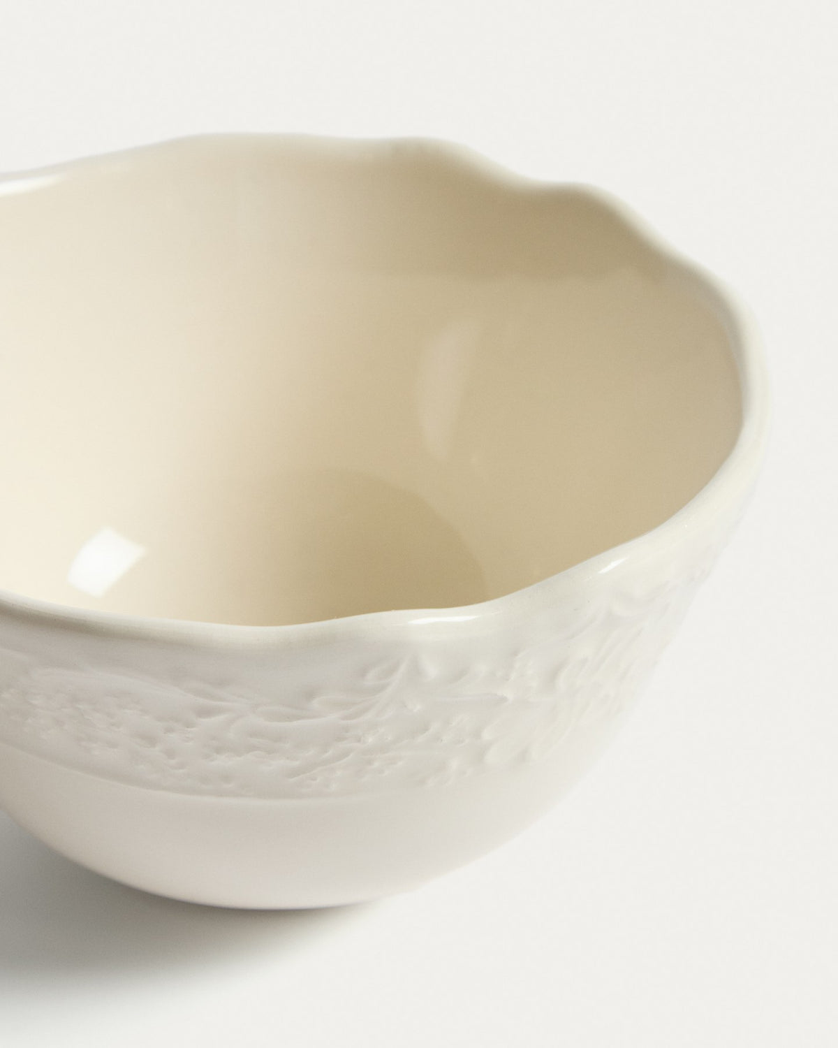 Kleine beige Keramikschale Varla mit dezentem Relief, aus 100% Keramik gefertigt, hergestellt in Portugal.