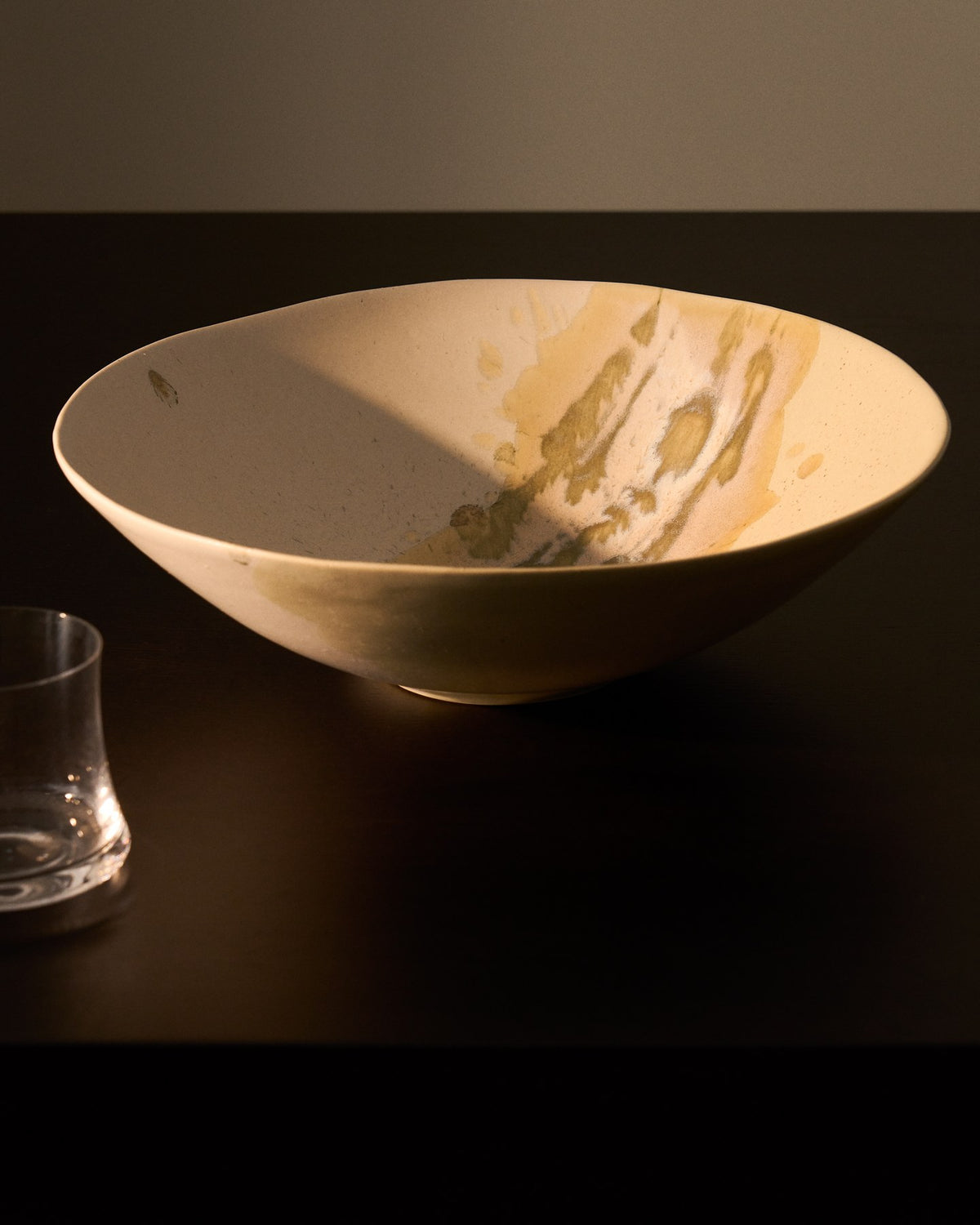 Graue Keramikschale mit reaktivem Glasur-Finish, rundes Design, Tafelaufsatz aus 100% Keramik, hergestellt in Portugal.