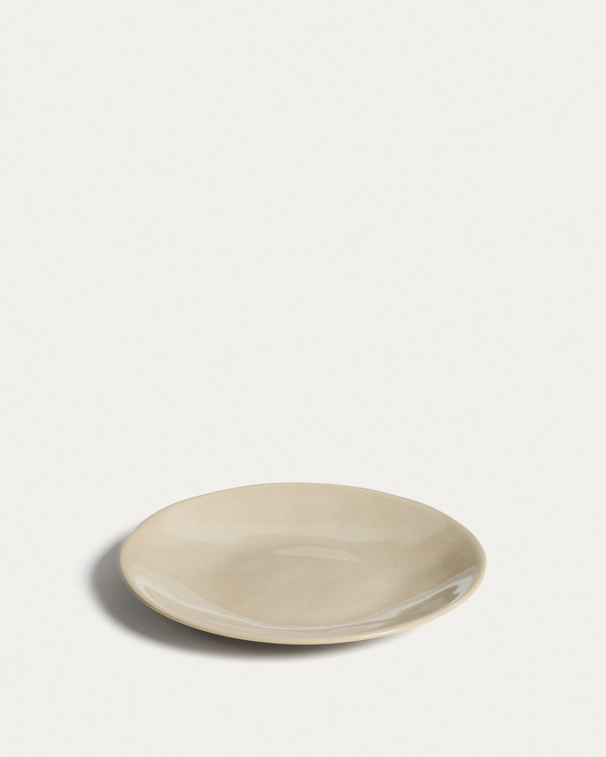 Runder Dessertteller aus Keramik in elfenbeinfarbenem Beige mit glänzender Oberfläche, Durchmesser 27 cm, Höhe 9.5 cm, hergestellt in Portugal.