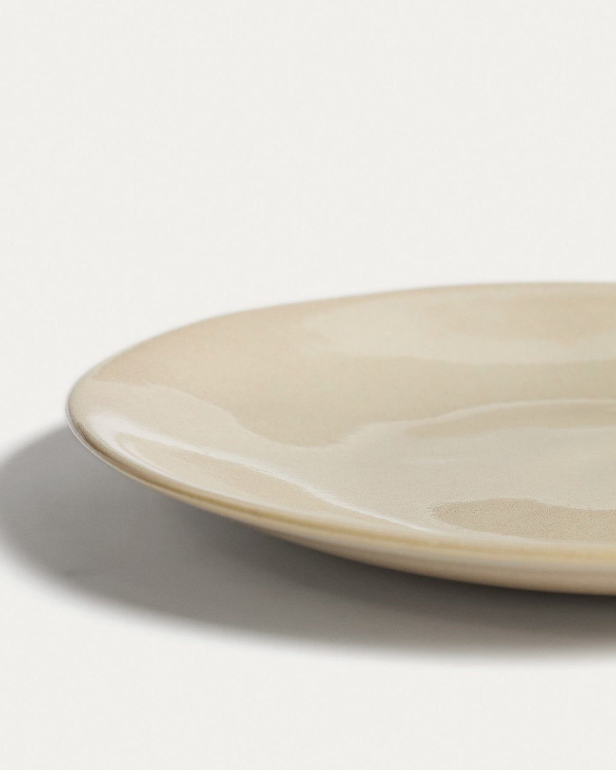 Runder Dessertteller aus Keramik in elfenbeinfarbenem Beige mit glänzender Oberfläche, Durchmesser 27 cm, Höhe 9.5 cm, hergestellt in Portugal.