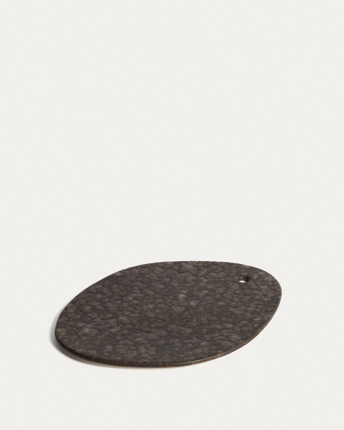 Braunes Servierbrett aus Keramik mit gesprenkeltem Finish, rechteckige Form, Masse 26 x 36,5 cm, hergestellt in Portugal.