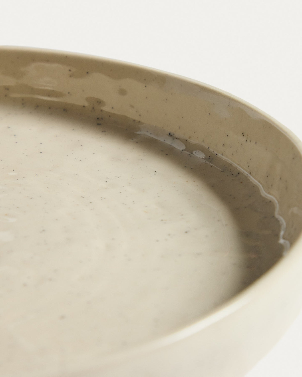 Runder Dessertteller aus Keramik in Écru, weiss-beige, mit schlichter Form und leichten Farbvariationen durch reaktive Glasur.