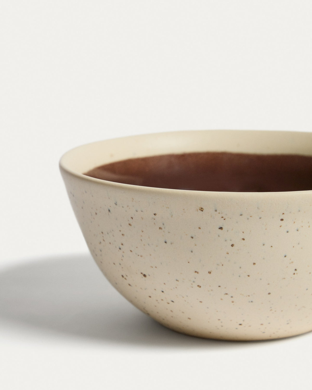 Keramikschale der Serie Nale von Kave Home, beige mit braunem Boden, glänzende Oberfläche, Durchmesser 17 cm, Höhe 7.5 cm.