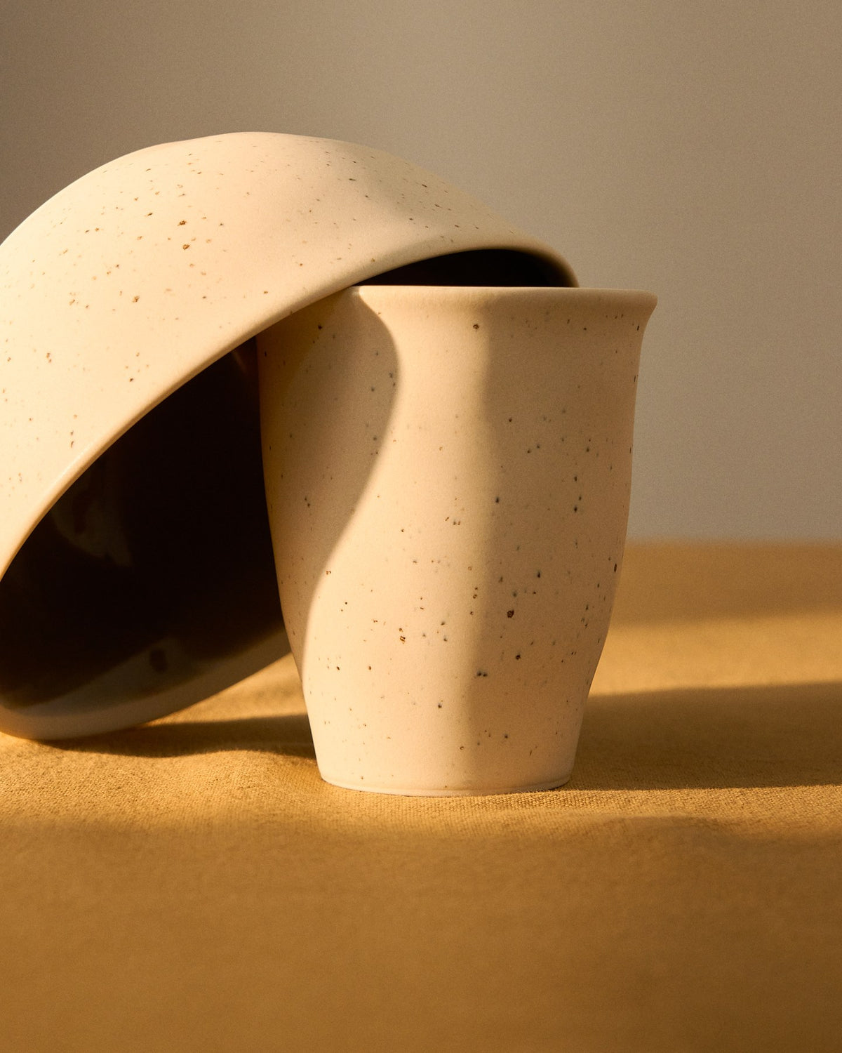 Keramikschale Nale von Kave Home in Beige mit glänzendem grünem Boden, schlichte runde Form, Durchmesser 17 cm, Höhe 7.5 cm