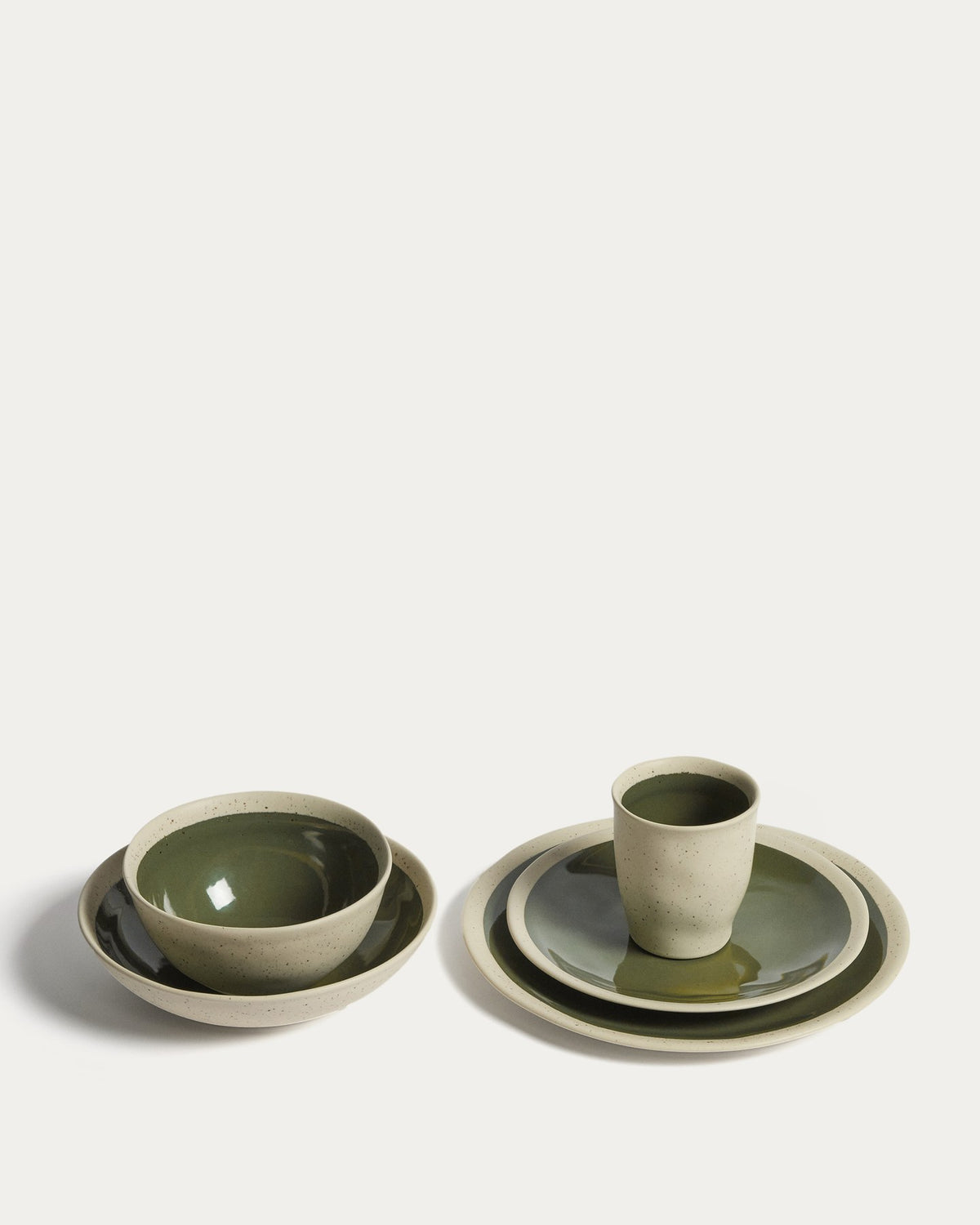 Runder Dessertteller aus Keramik in Beige mit grünem Boden, glänzende Oberfläche, Durchmesser 27.5 cm, Kollektion Nale von Kave Home.