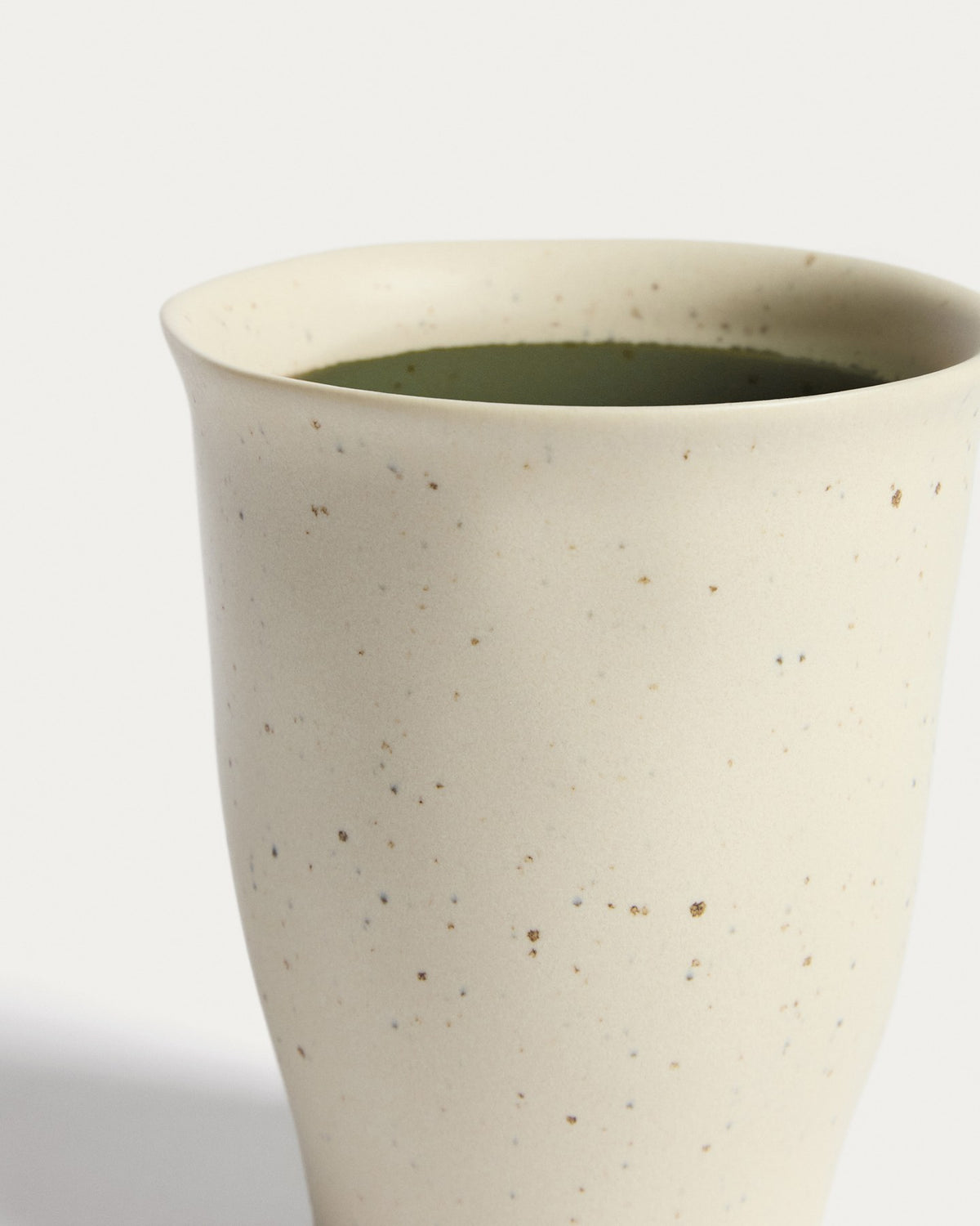 Keramiktasse Nale von Kave Home in Beige mit glänzendem grünem Boden, schlichte Form, Durchmesser 9 cm, Höhe 11 cm.
