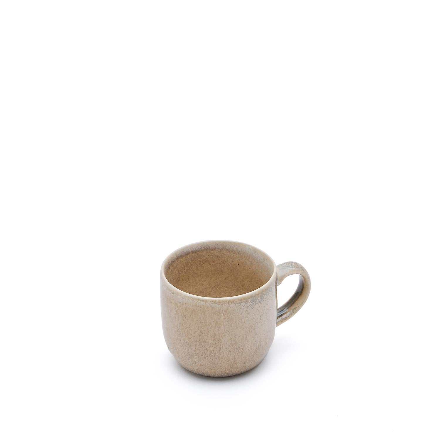 Elegante Lauriana Keramiktasse in Beige von Kave Home: stilvoll, robust, wärmeisolierend, spülmaschinen- und mikrowellengeeignet.