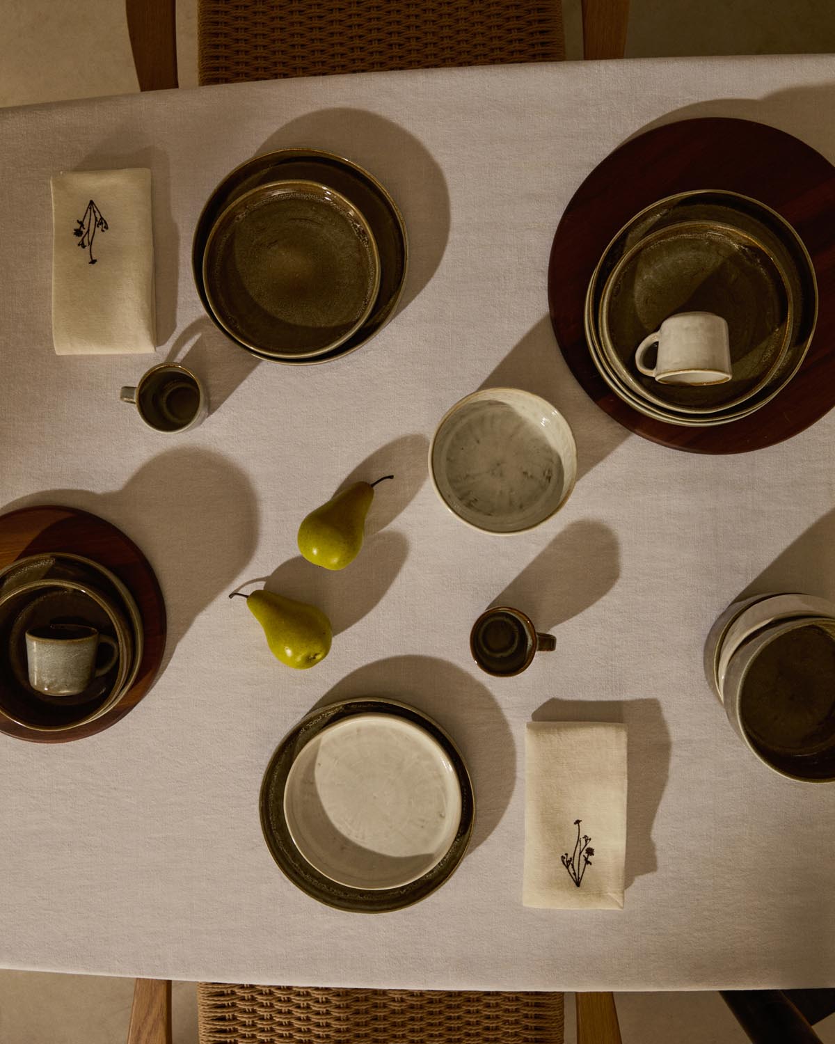 Kave Home Serni: Braune Keramiktasse für zeitlose Eleganz.