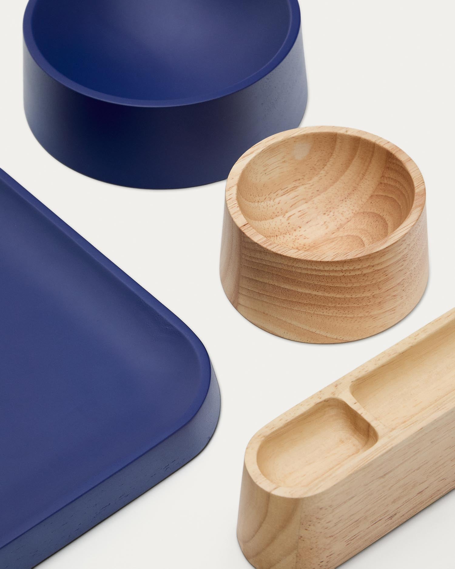 Entdecken Sie das Set Bletz: Hochwertige Vorspeisenteller aus Akazienholz mit modernem blauen Finish. Ideal für stilvolle Tischdekorationen.