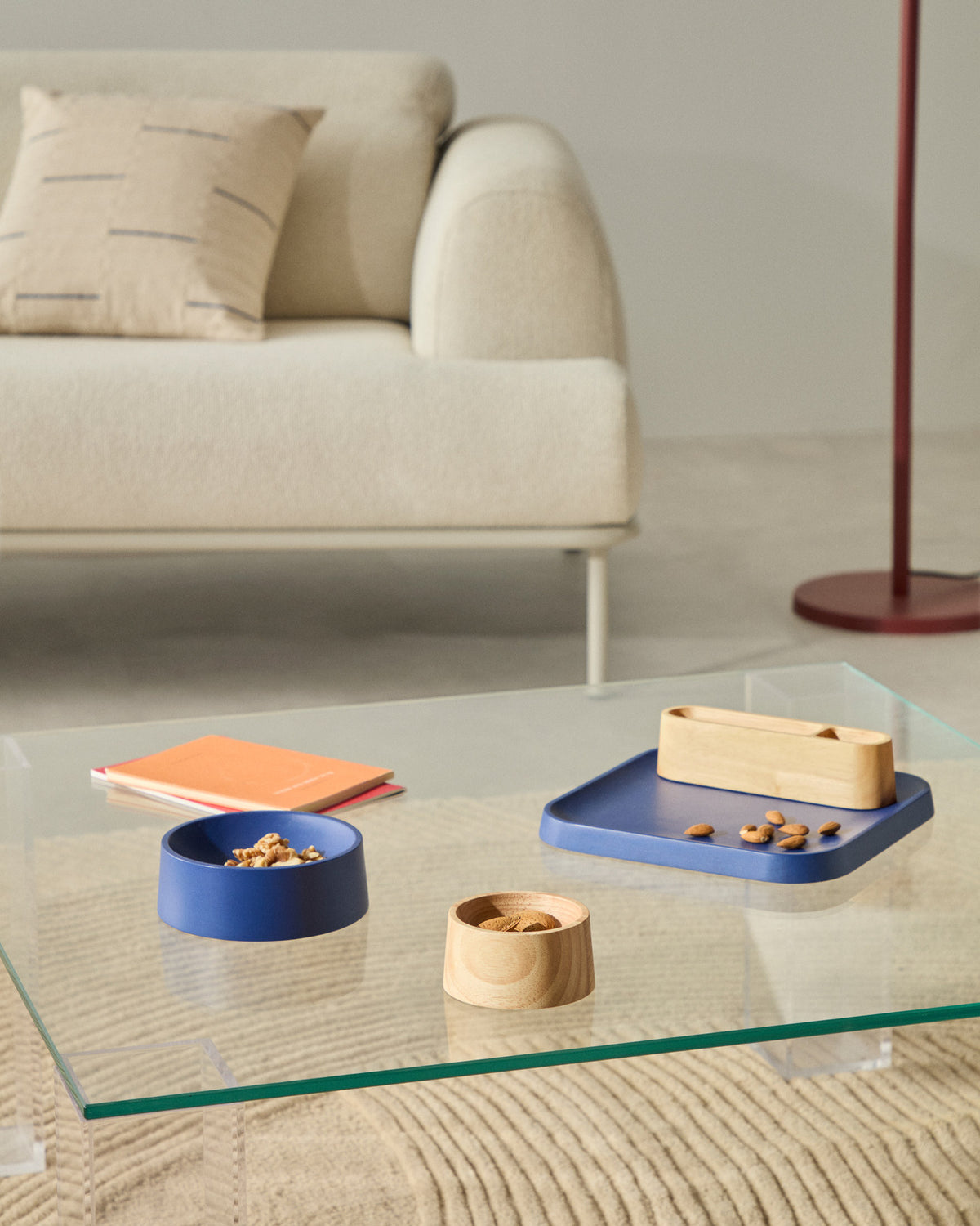 Set Bletz aus Vorspeisentellern aus Akazienholz mit natürlichem und blauem Finish FSC 100% in Dunkelblau präsentiert im Onlineshop von KAQTU Design AG. Teller ist von Kave Home