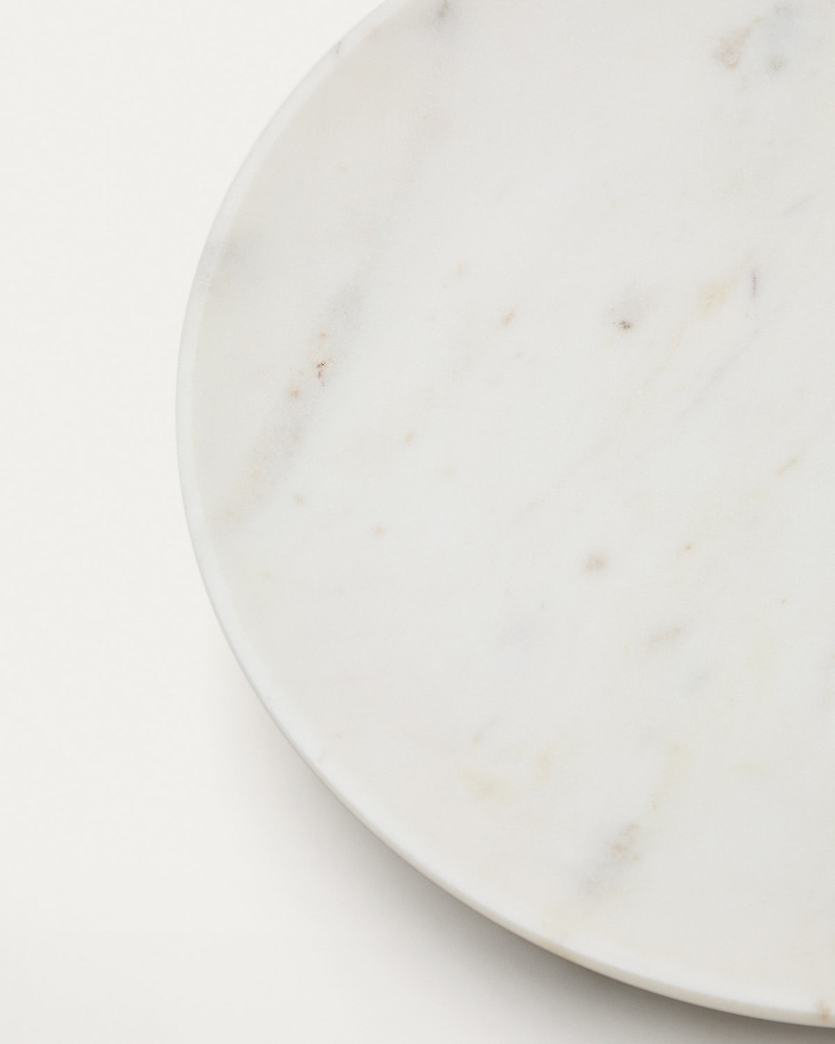 Grosses Tablett Ecin aus weissem Marmor in Weiss präsentiert im Onlineshop von KAQTU Design AG. Tablett ist von Kave Home
