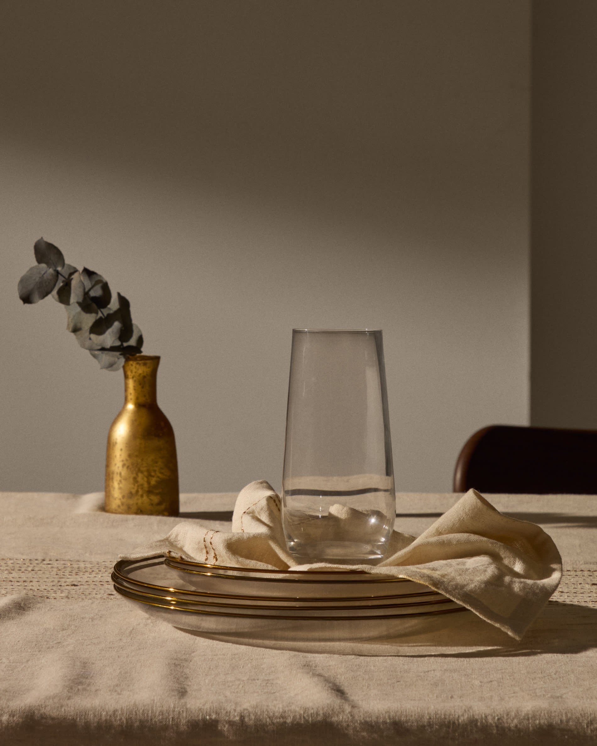 Das Kiro Glas von Kave Home, 55 cl, aus klarem Glas, bietet Eleganz und Funktionalität für Getränke und moderne Tischgestaltung.