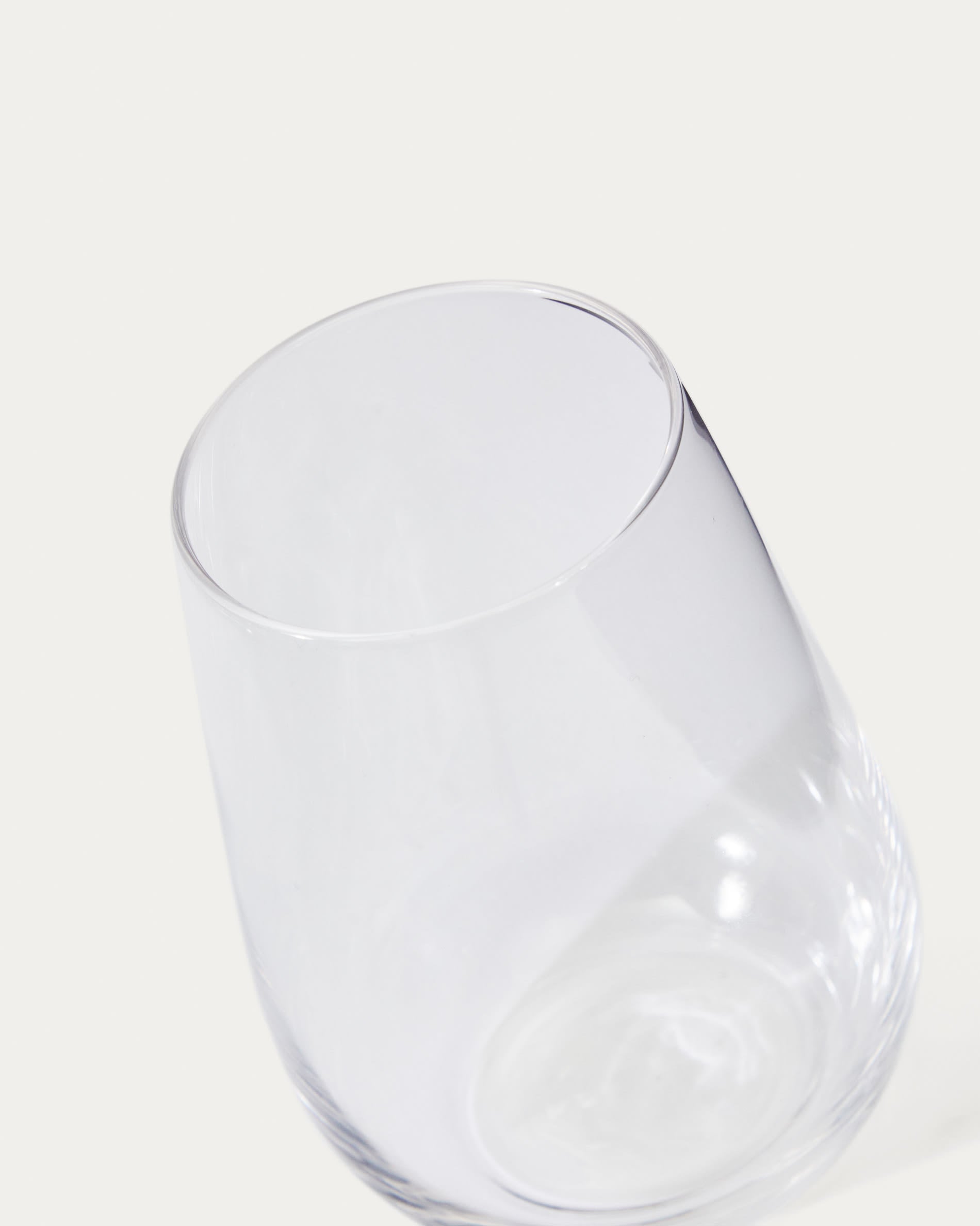 Entdecken Sie das elegante 70 cl Altira Glas von Kave Home, das durch seine klare Ästhetik und robuste Qualität besticht – ideal für jeden Anlass.