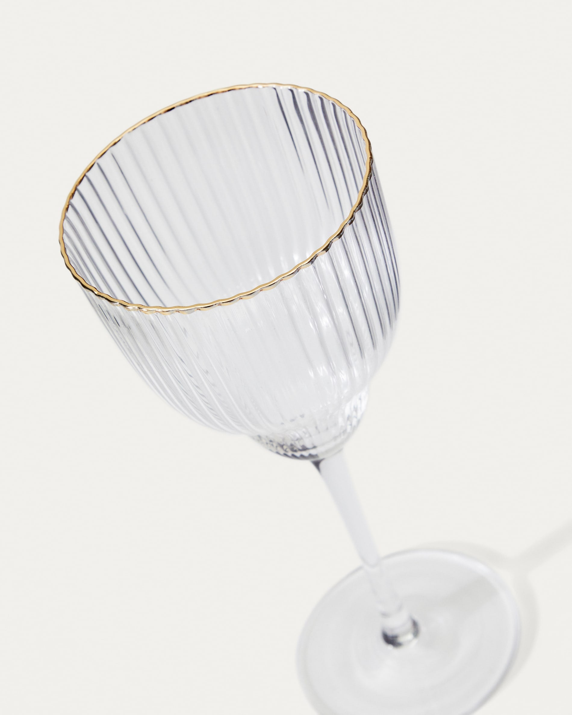 Entdecken Sie das exquisite Weinglas Ayan von Kave Home: Klarglas mit luxuriösem Goldrand, 33 cl, perfekt für jeden Anlass.