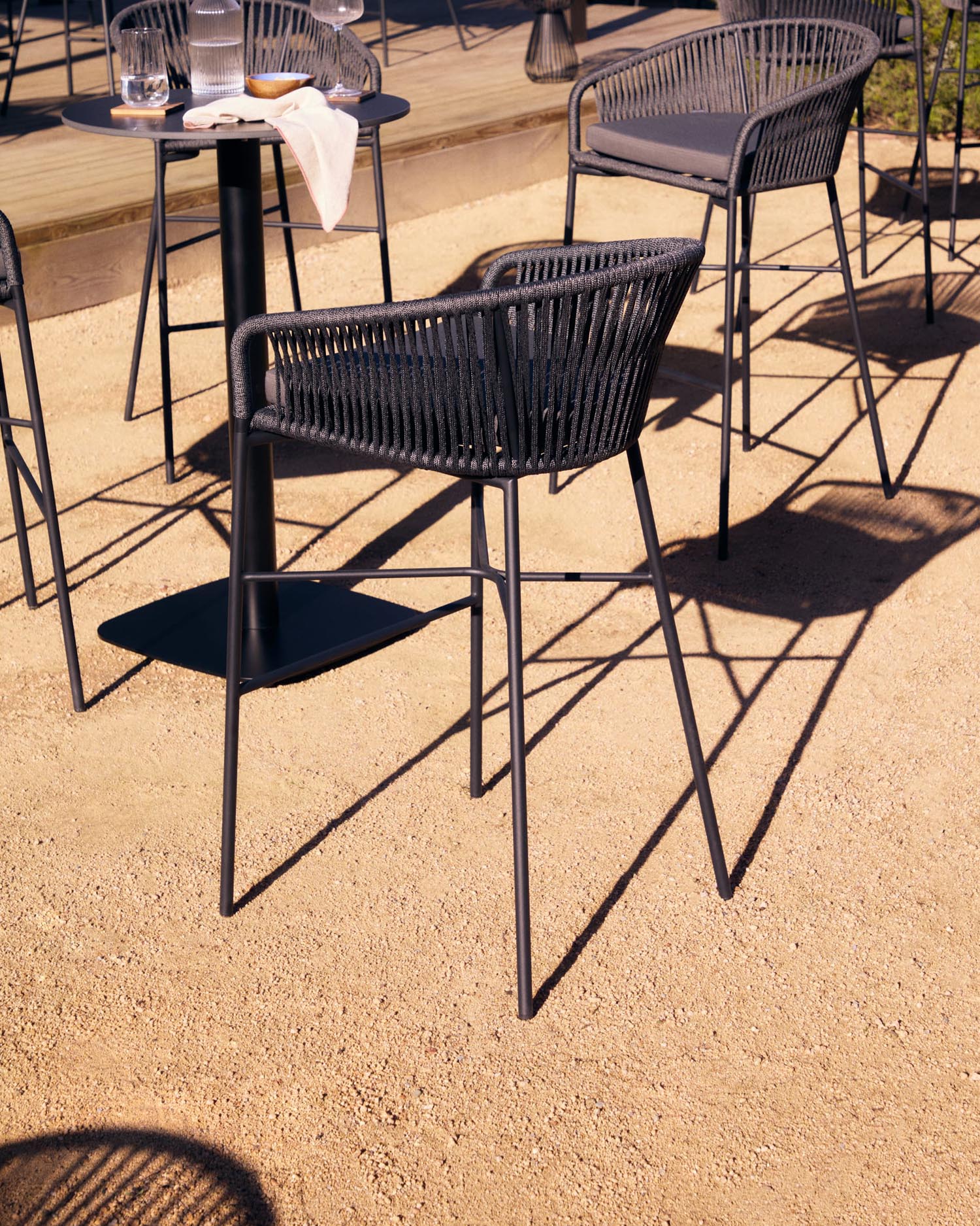 Das Mimba Weinglas von Kave Home, 74 cl, aus klarem Glas, bietet modernes Design und Eleganz für genussvolle Weinmomente.