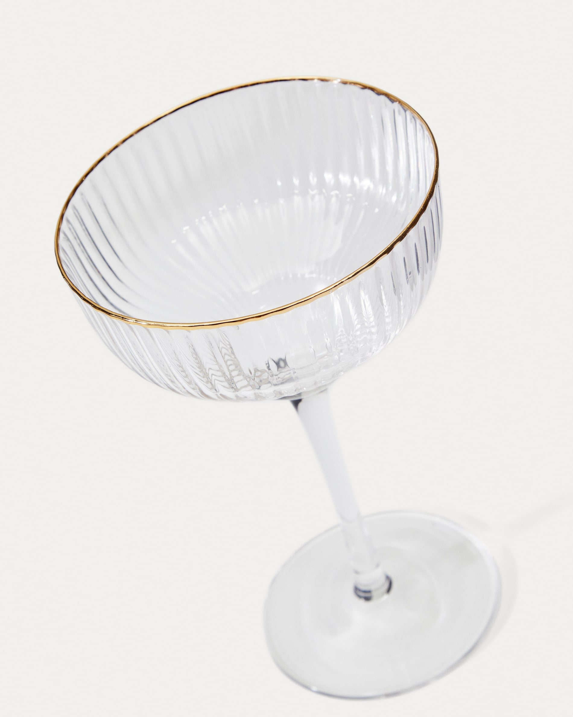 Stilvolles Sektglas Ayan von Kave Home, 28 cl, aus Klarglas mit edlem Goldrand – perfekt für festliche Momente und elegante Tischgestaltung.