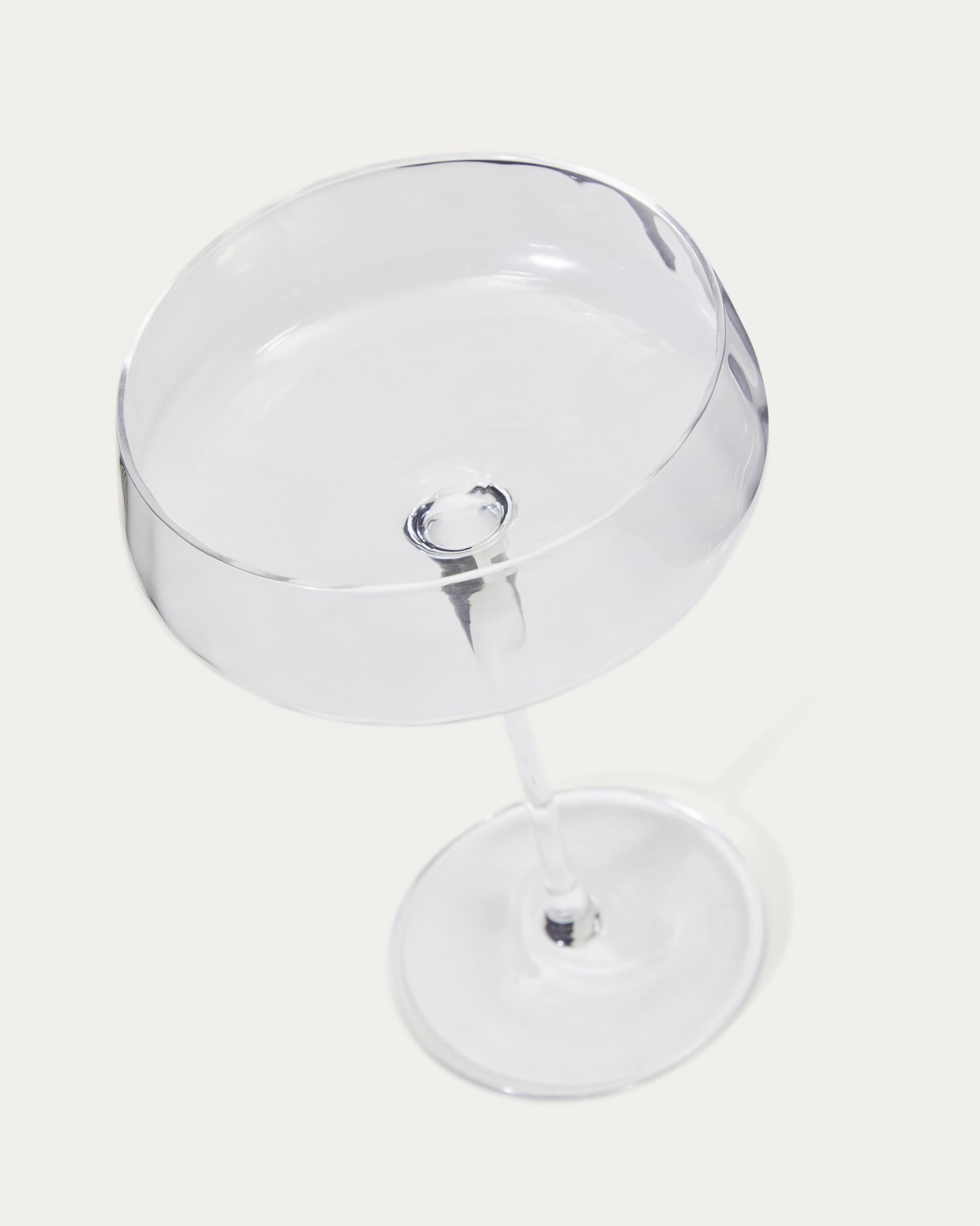 Entdecken Sie das Sektglas Mimba von Kave Home: 25 cl, hochwertiges Klarglas, perfekt für festliche Anlässe und stilvollen Genuss.