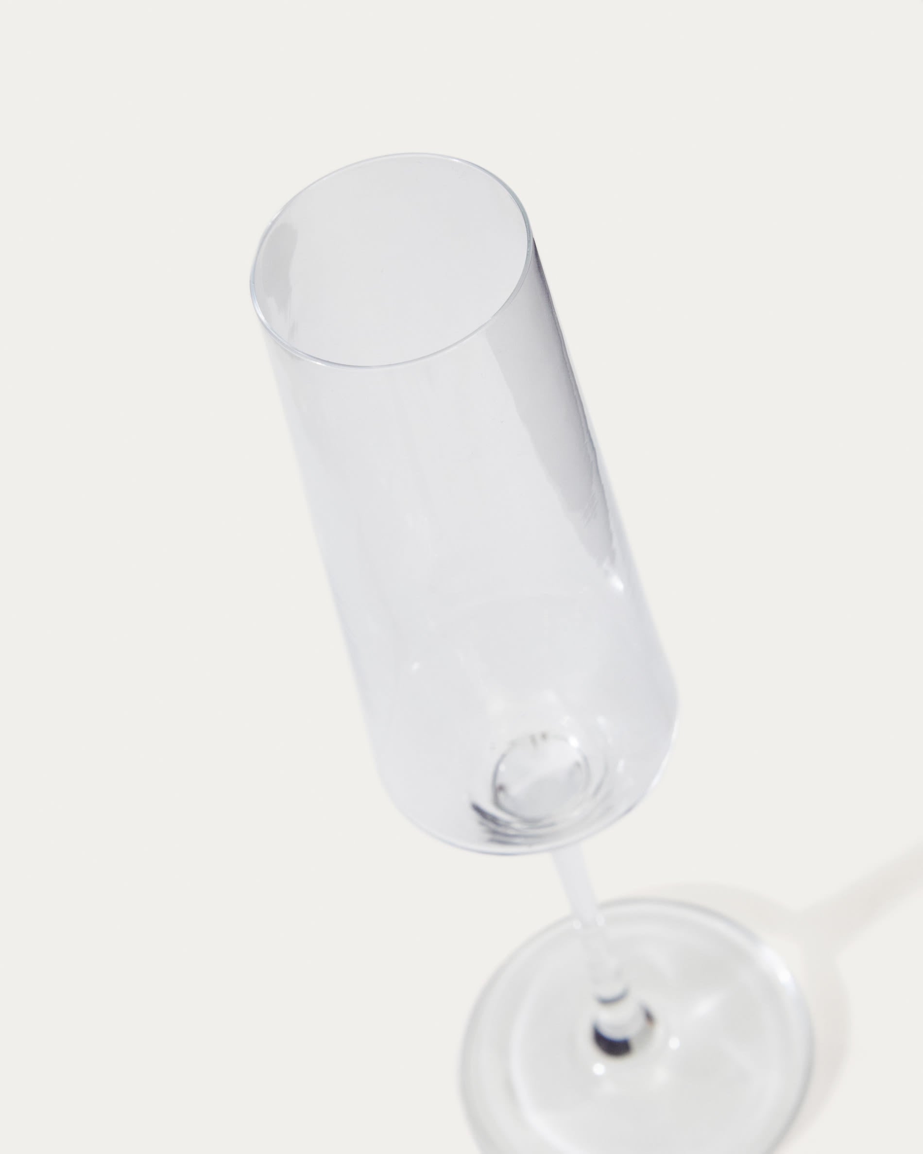 Das Sektglas Kiro von Kave Home, 21 cl, besticht durch sein facettiertes Design und hochwertige Verarbeitung – ideal für festliche Anlässe.