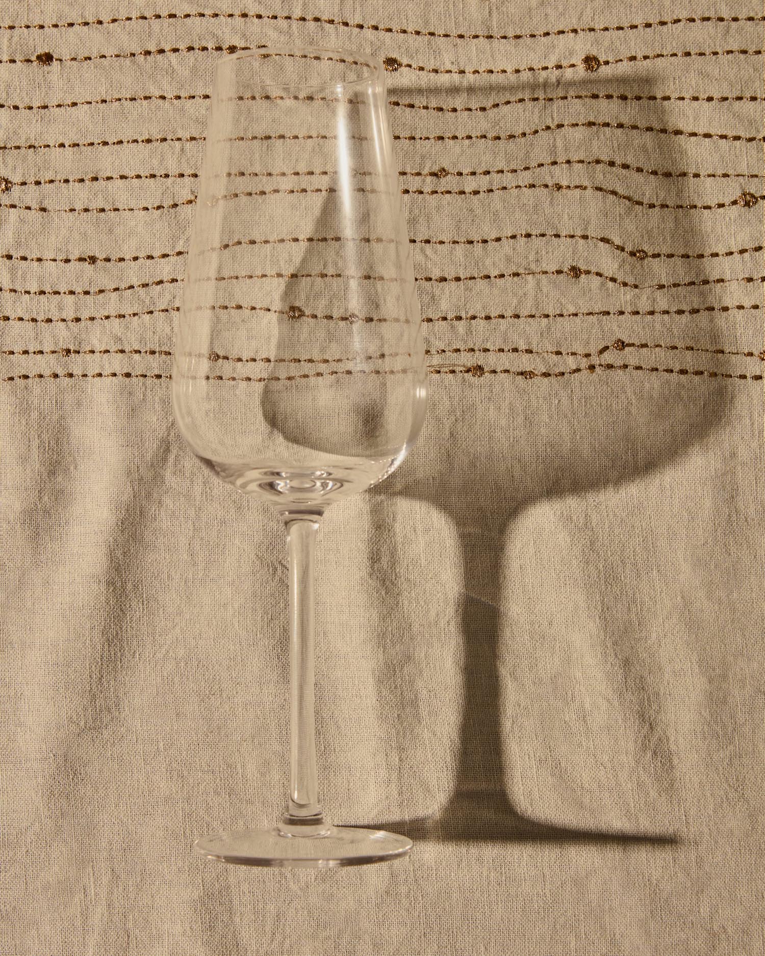Das Sektglas Altira von Kave Home, 26 cl, aus klarem Glas, bietet Eleganz und Stil für besondere Momente und edlen Genuss.