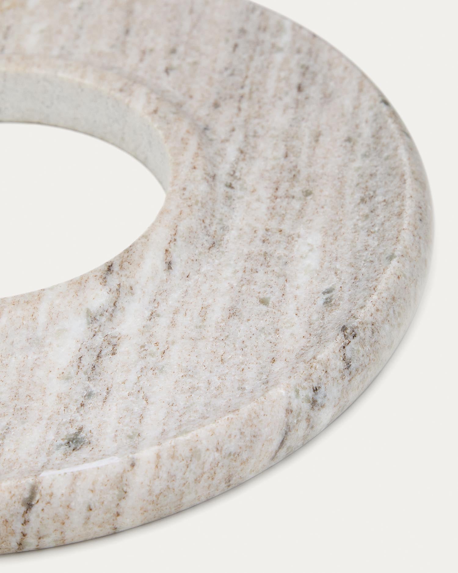 Entdecken Sie das exquisite Morel Serviertablett aus hochwertigem beigem Marmor. Ein einzigartiges Design, das Eleganz und Funktionalität vereint.