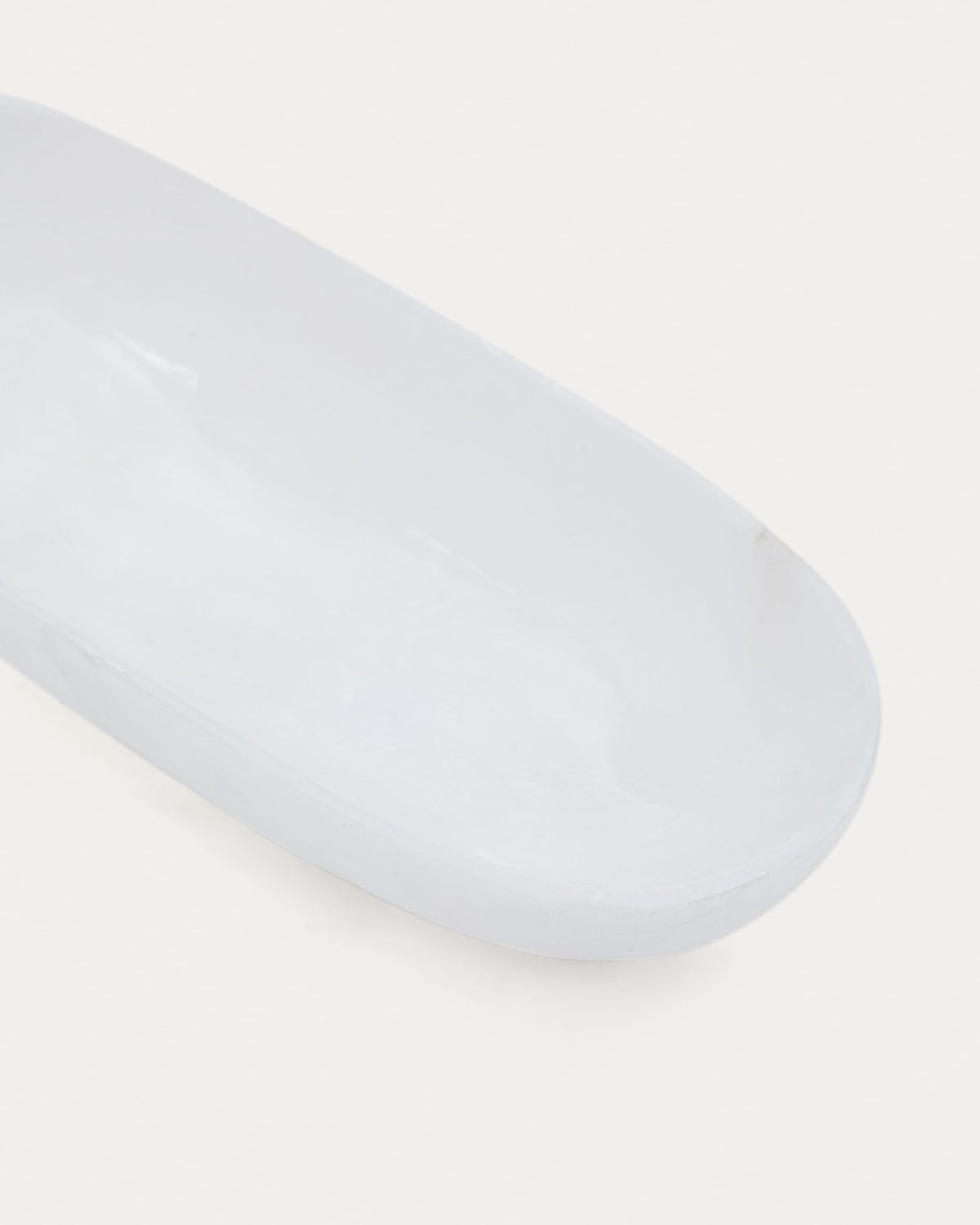 Tablett Eval aus weissem Alabaster in Weiss präsentiert im Onlineshop von KAQTU Design AG. Tablett ist von Kave Home