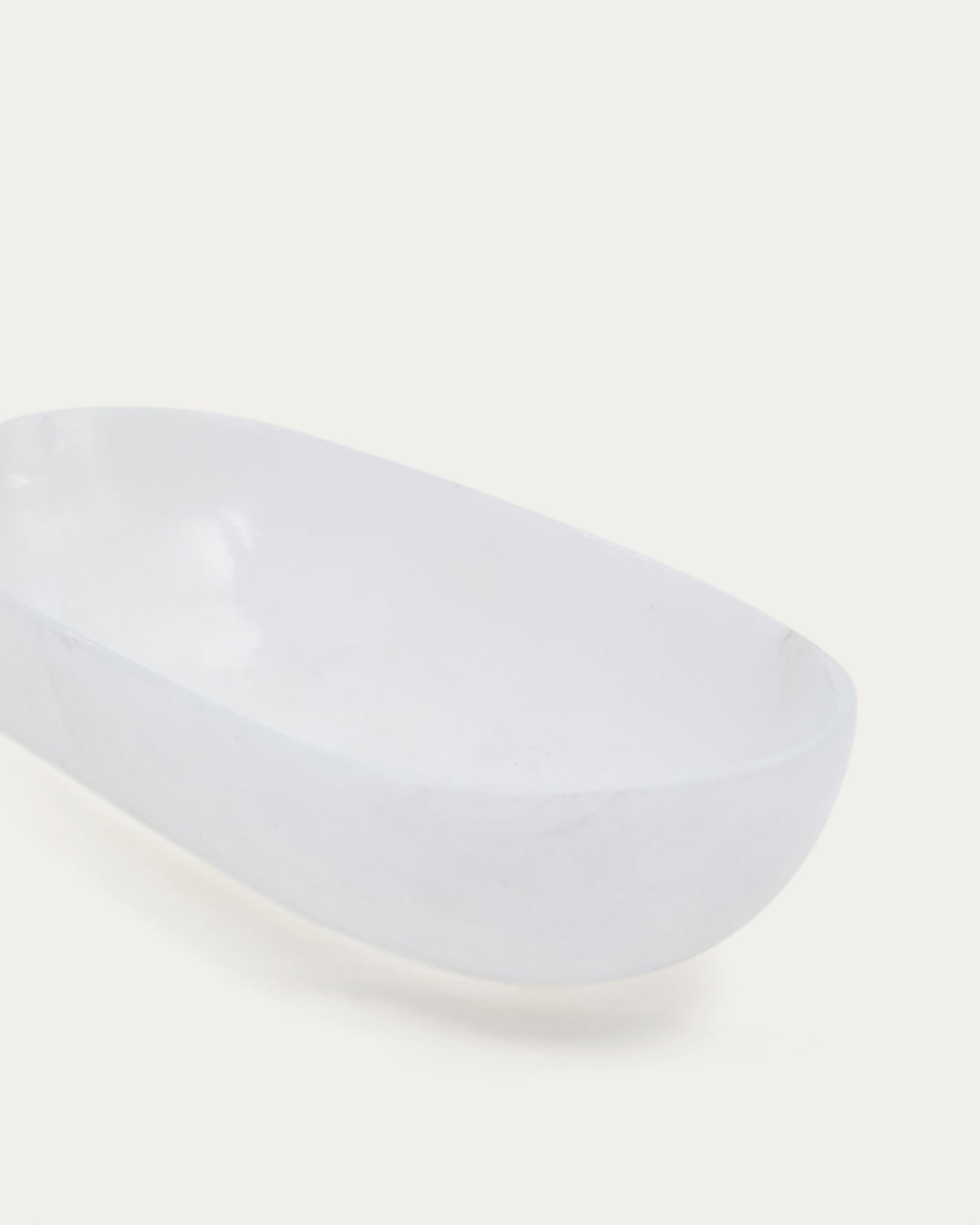 Tablett Eval aus weissem Alabaster in Weiss präsentiert im Onlineshop von KAQTU Design AG. Tablett ist von Kave Home