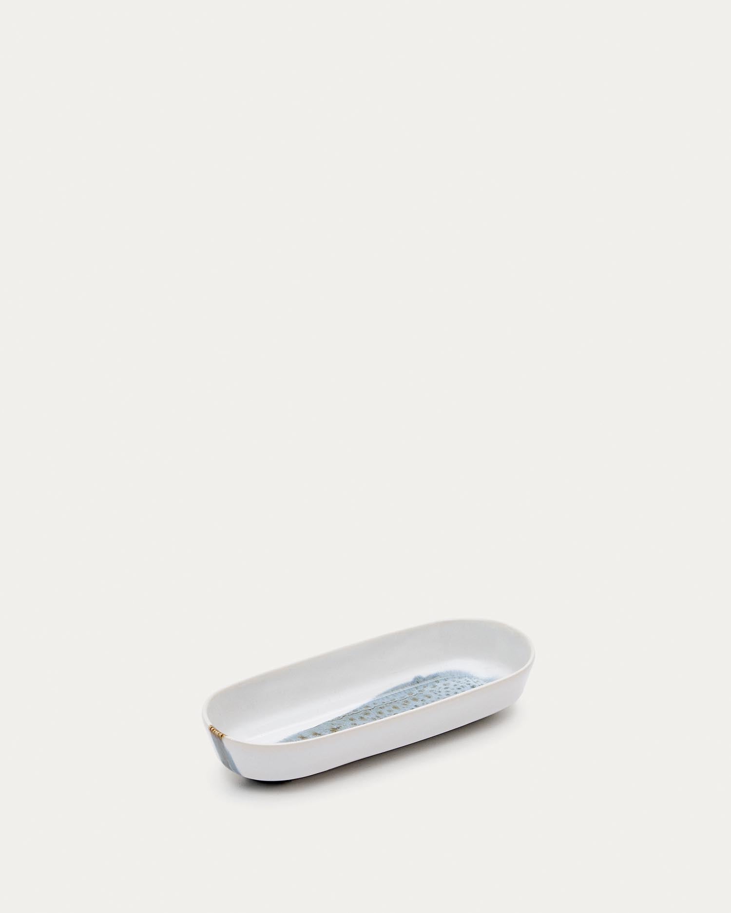 Der Vejer Keramikteller von Kave Home: mediterranes Flair in Blau-Weiss, robust, elegant, ideal für jede Tischdekoration.