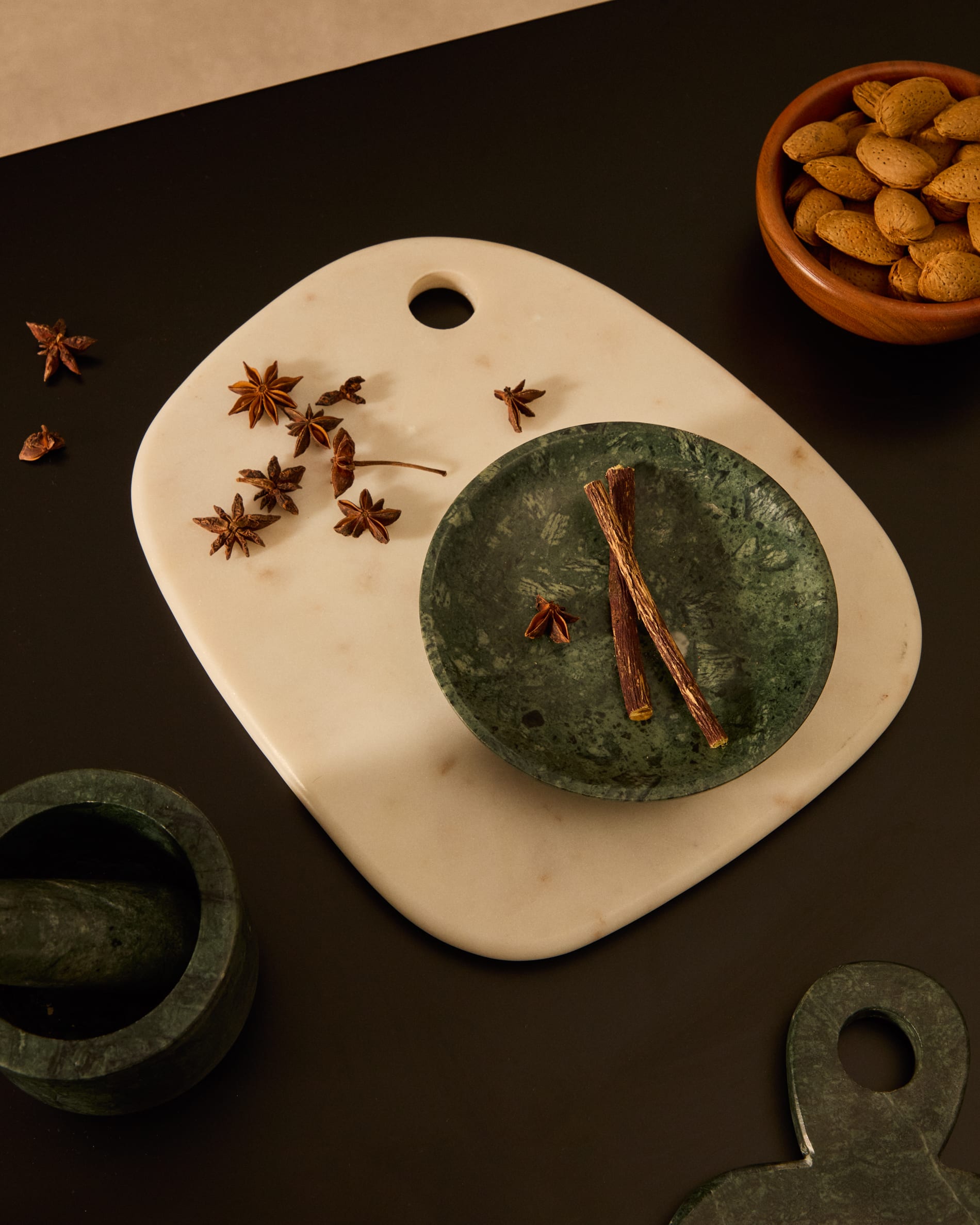 Serviertablett Odar aus weissem Marmor in Weiss präsentiert im Onlineshop von KAQTU Design AG. Tablett ist von Kave Home