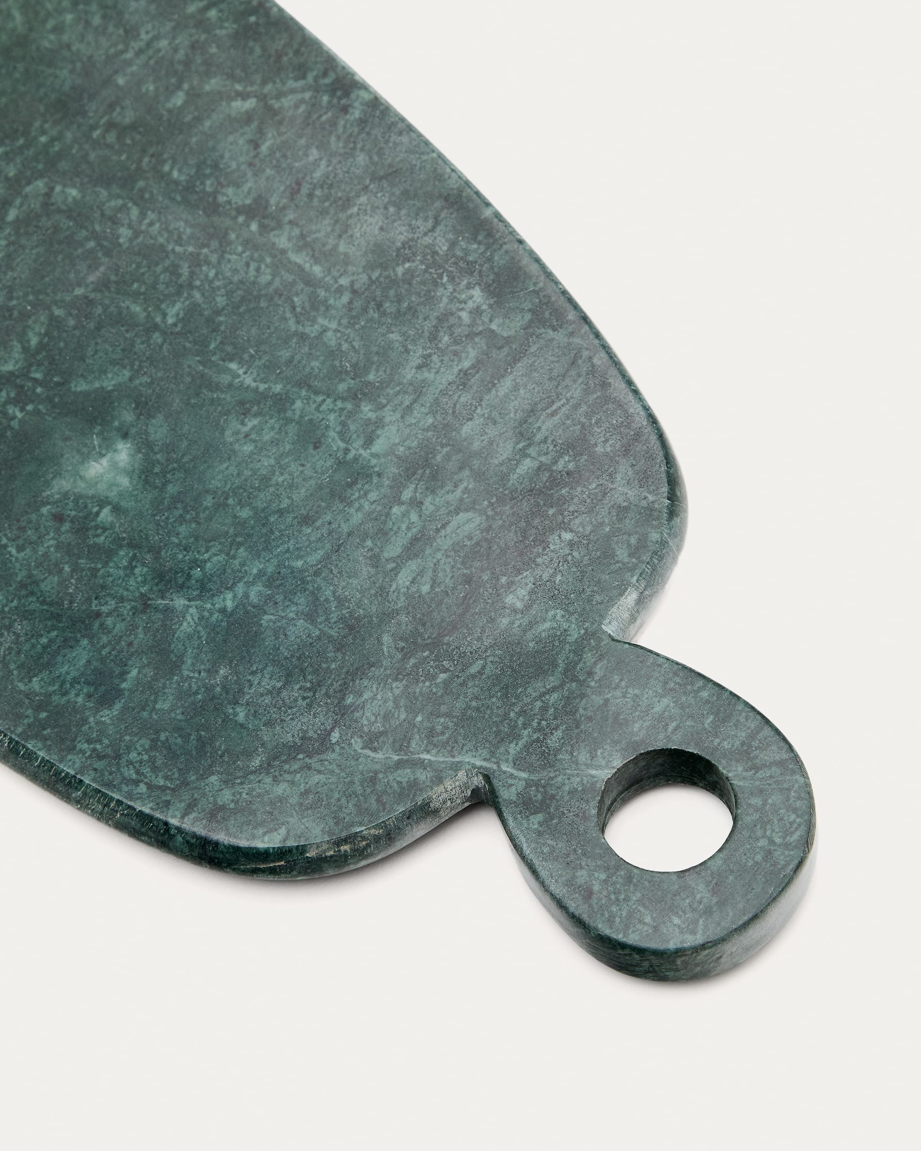 Serviertablett Odar aus grünem Marmor in Schwarz präsentiert im Onlineshop von KAQTU Design AG. Tablett ist von Kave Home