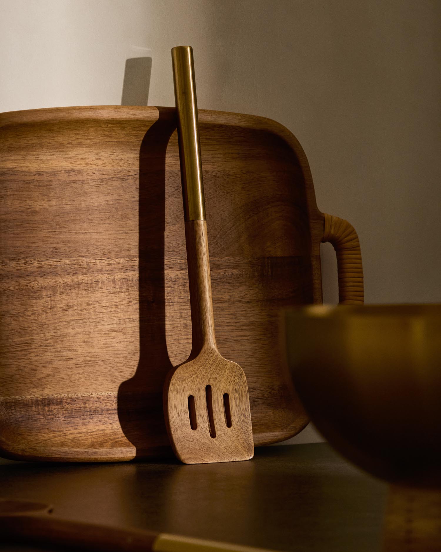 Sataya Pfannenwender mit Löchern aus FSC 100% Akazienholz in Braun, Gold präsentiert im Onlineshop von KAQTU Design AG. Kochbesteck ist von Kave Home