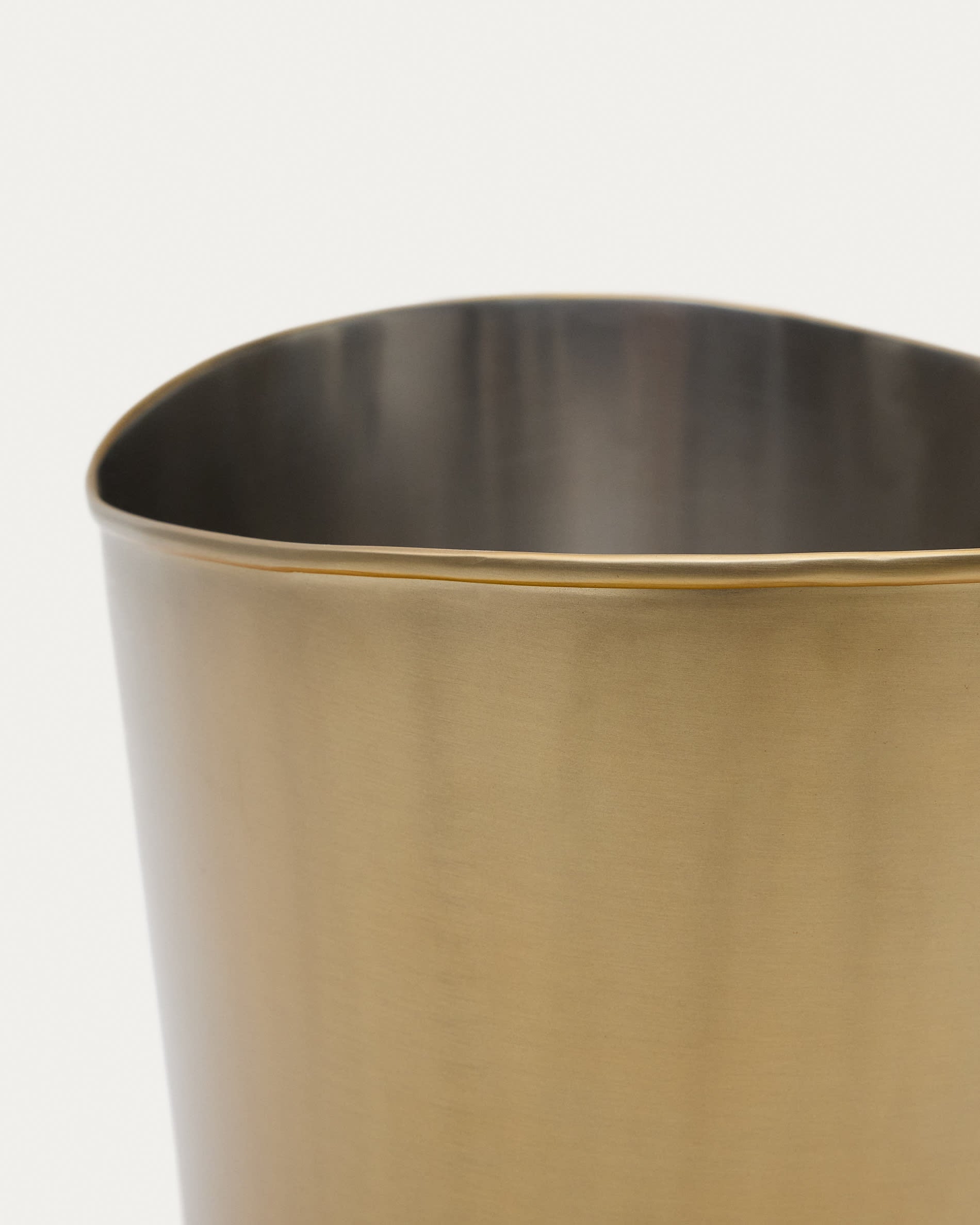 Luxuriöser Eiskühler Aruc aus goldfarbenem Edelstahl von Kave Home. Perfekt für die stilvolle Präsentation und Kühlung Ihrer Lieblingsgetränke.