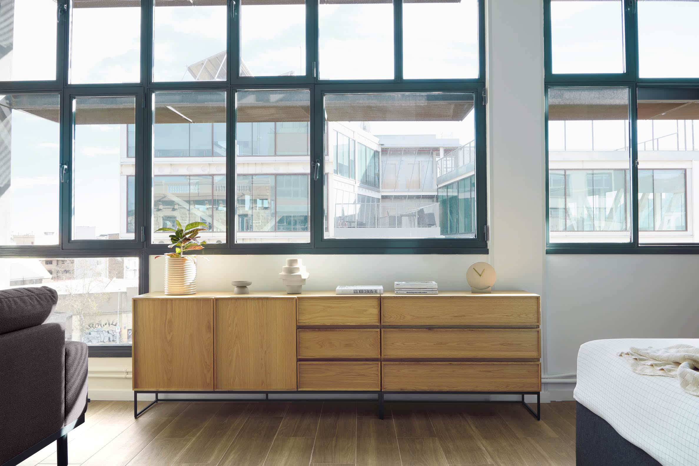 Elegante Kommode Taiana mit 3 Schubladen, Eichenfurnier und schwarzem Stahlrahmen, 100 x 78 cm, stilvoll und funktional.