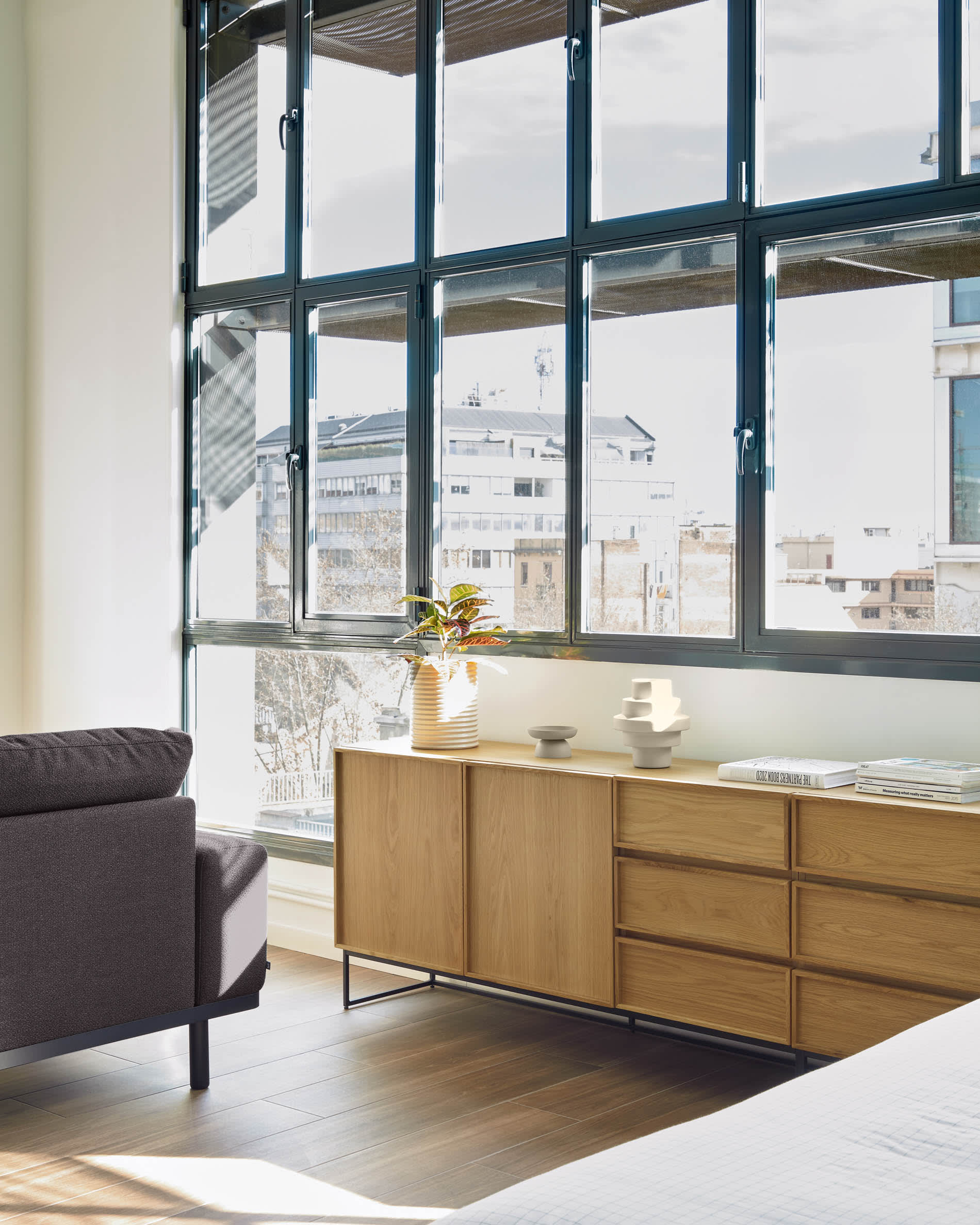 Die Taiana Kommode bietet 3 Schubladen, Eichenfurnier und einen schwarzen Stahlrahmen. Masse: 100 x 78 cm. Modernes und praktisches Design.