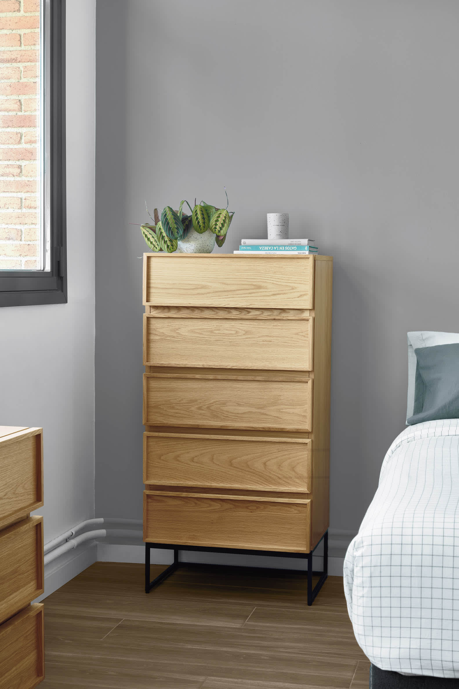 Die Taiana Kommode von Kave Home: Eichenfurnier, schwarze Stahlstruktur, 3 Schubladen, modernes Design, Masse 100 x 78 cm.