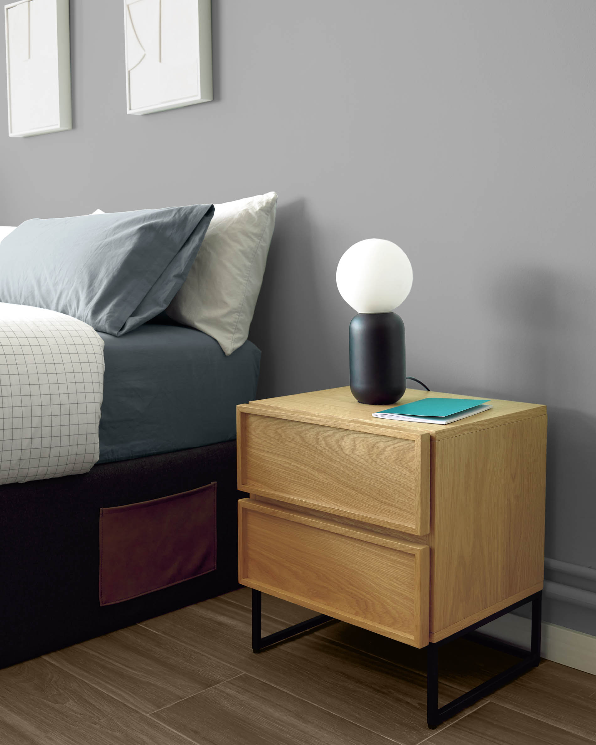 Eleganter Nachttisch mit Eichenfurnier und schwarzem Stahlrahmen, 45x51 cm, perfekt für moderne Schlafzimmer von Kave Home.