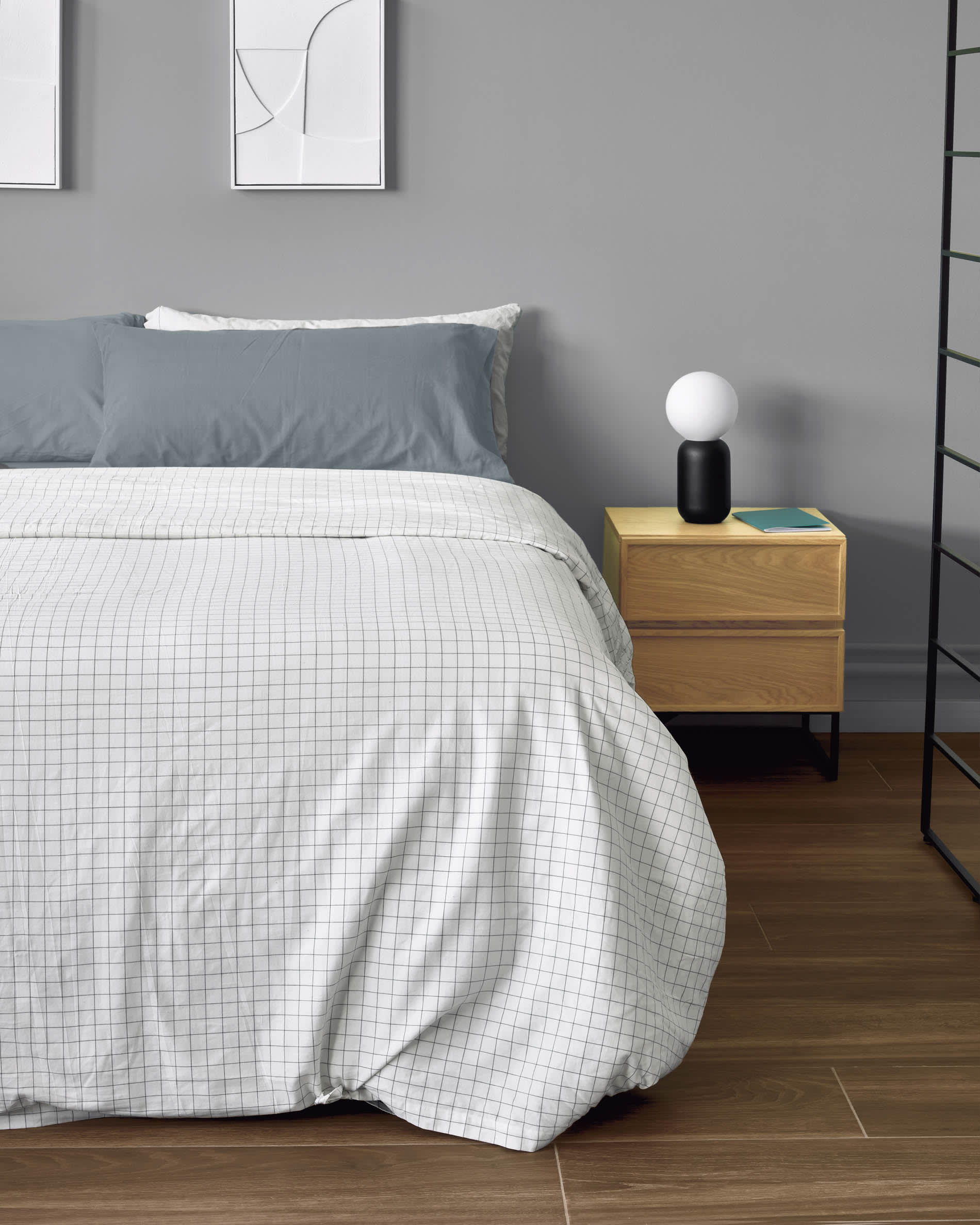 Moderner Nachttisch von Kave Home, 45x51 cm, mit Eichenfurnier und schwarzem Stahlgestell, ideal für stilvolle Schlafzimmer.