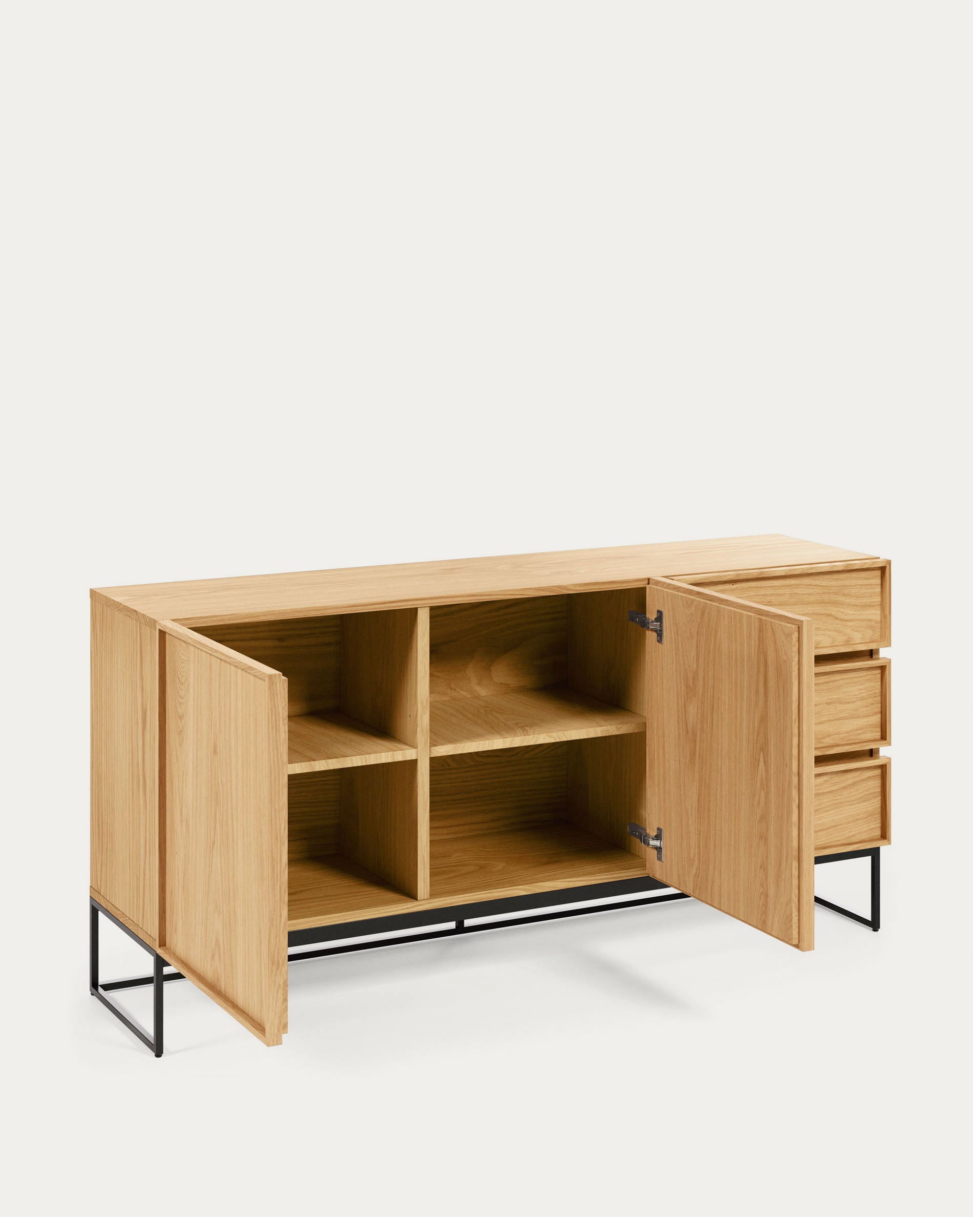 Modernes Sideboard mit Eichenfurnier, 2 Türen, 3 Schubladen und schwarzem Stahlgestell. Masse: 160x78 cm. Zeitloses Design für jeden Raum.