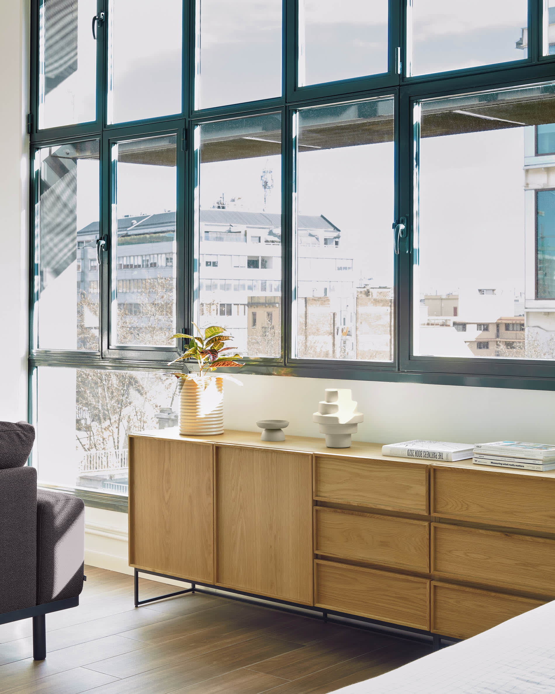 Modernes Sideboard mit Eichenfurnier, 2 Türen, 3 Schubladen und schwarzem Stahlgestell. Masse: 160x78 cm. Ideal für stilvolle Einrichtung.