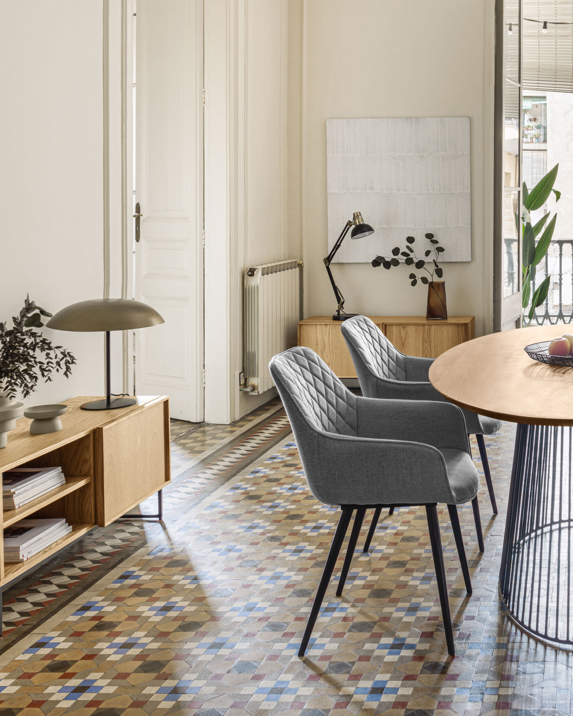 Eleganter TV-Schrank aus Eichenfurnier mit schwarzem Stahlgestell, bietet stilvollen Stauraum und modernen Industrie-Look.