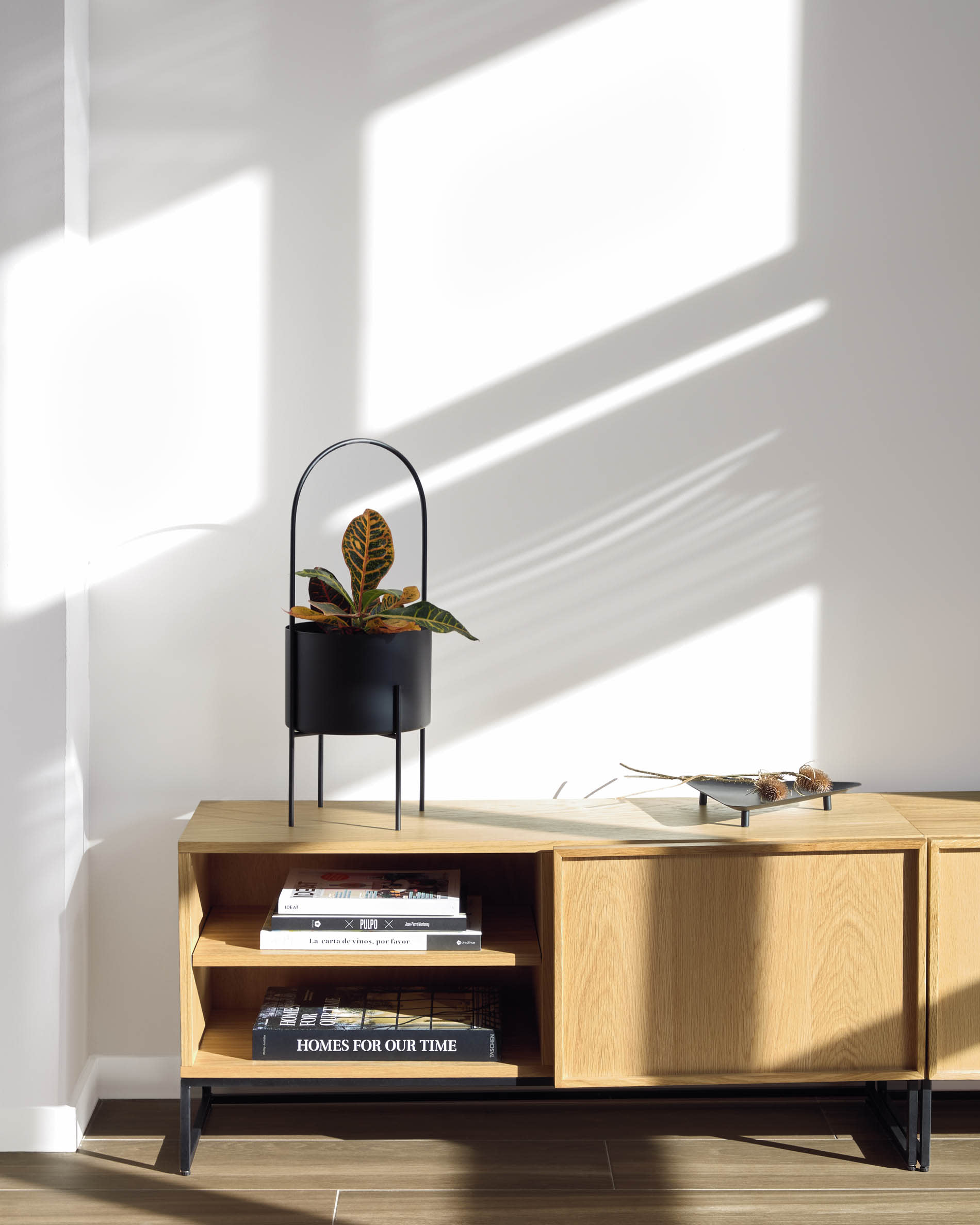 Eleganter TV-Schrank von Kave Home: Eichenfurnier, schwarzes Stahlgestell, 1 Tür, 112x51 cm. Modernes Design, praktisch und stilvoll.