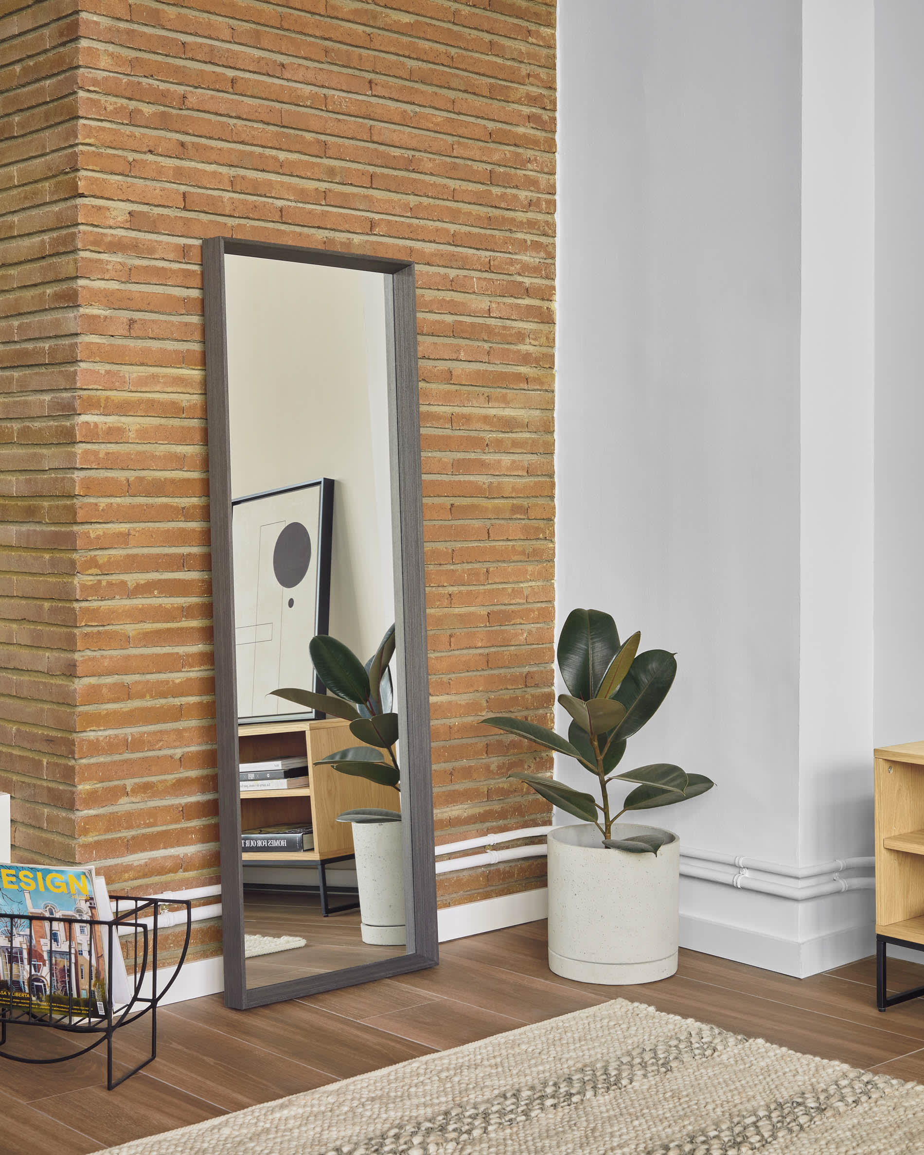 Eleganter Taiana TV-Schrank von Kave Home: Eichenfurnier trifft auf schwarzes Stahlgestell. 112 x 51 cm, ideal für modernes Wohnen.