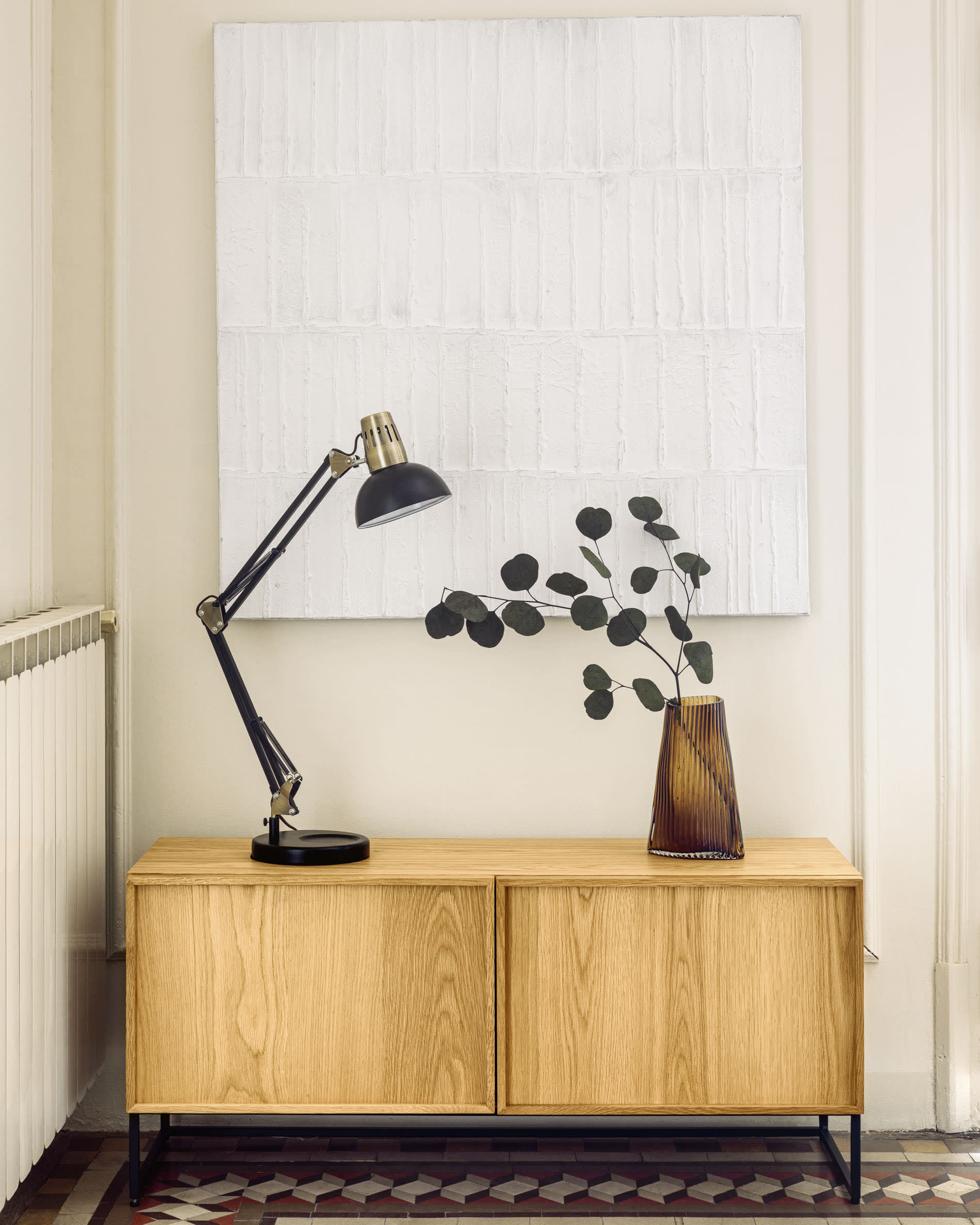 Eleganter TV-Schrank aus Eichenfurnier mit schwarzem Stahlgestell, ideal für moderne Wohnräume. Praktisch und stilvoll.