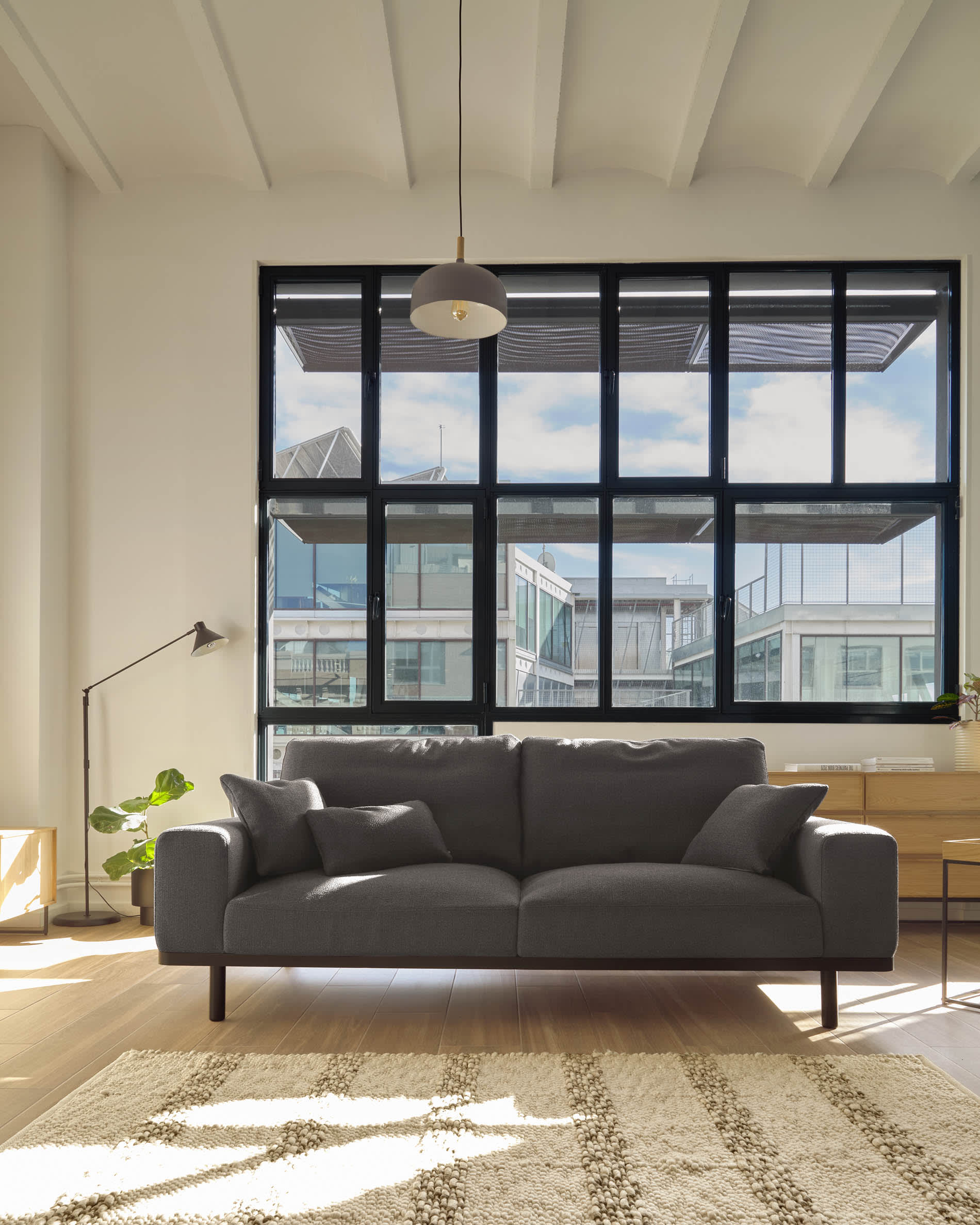 Moderner TV-Schrank von Kave Home, 112x51 cm, Eichenfurnier, schwarzes Stahlgestell, 2 Türen, stilvoll und praktisch.