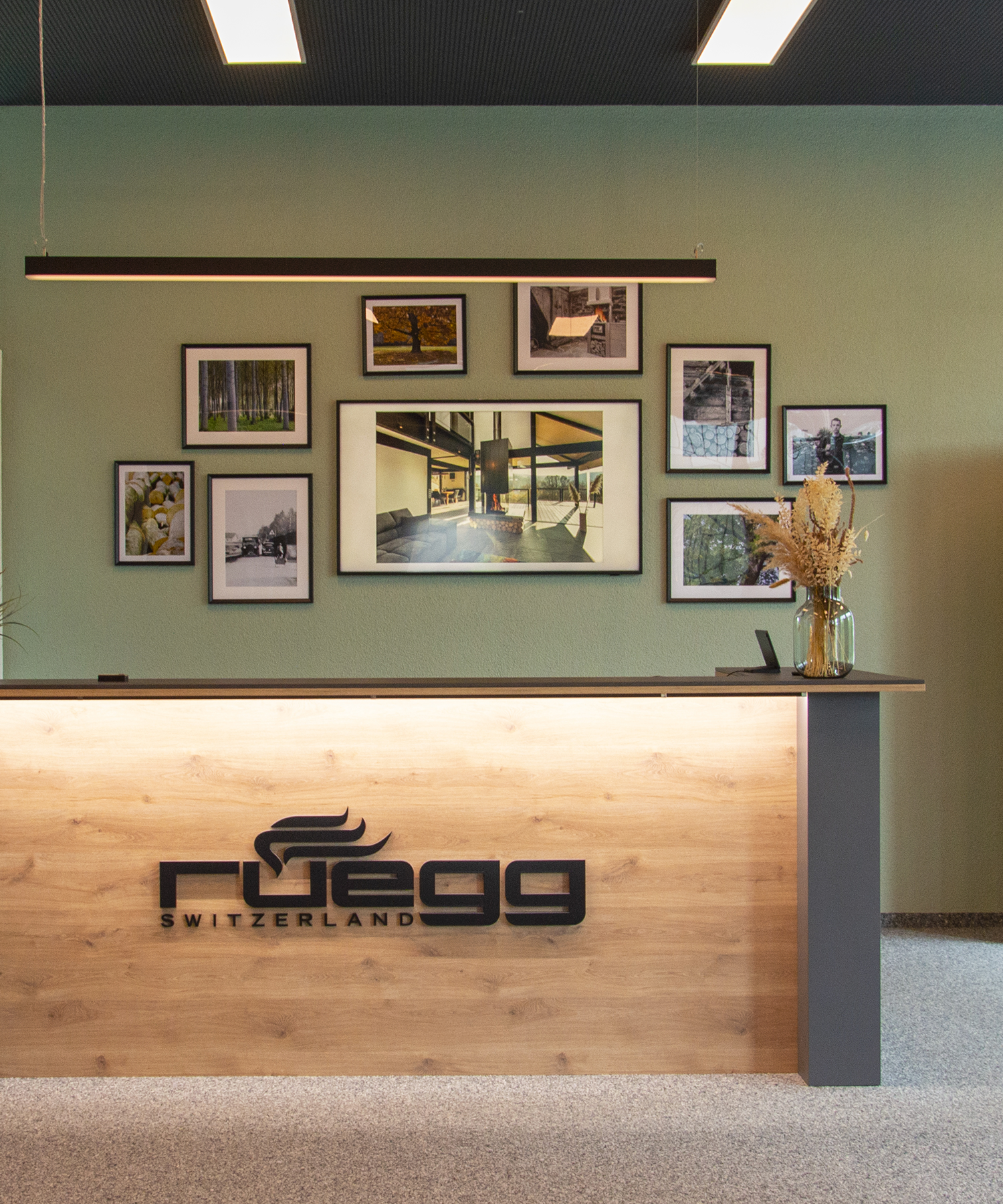 Empfangsdesk mit schöner Bilderkombination