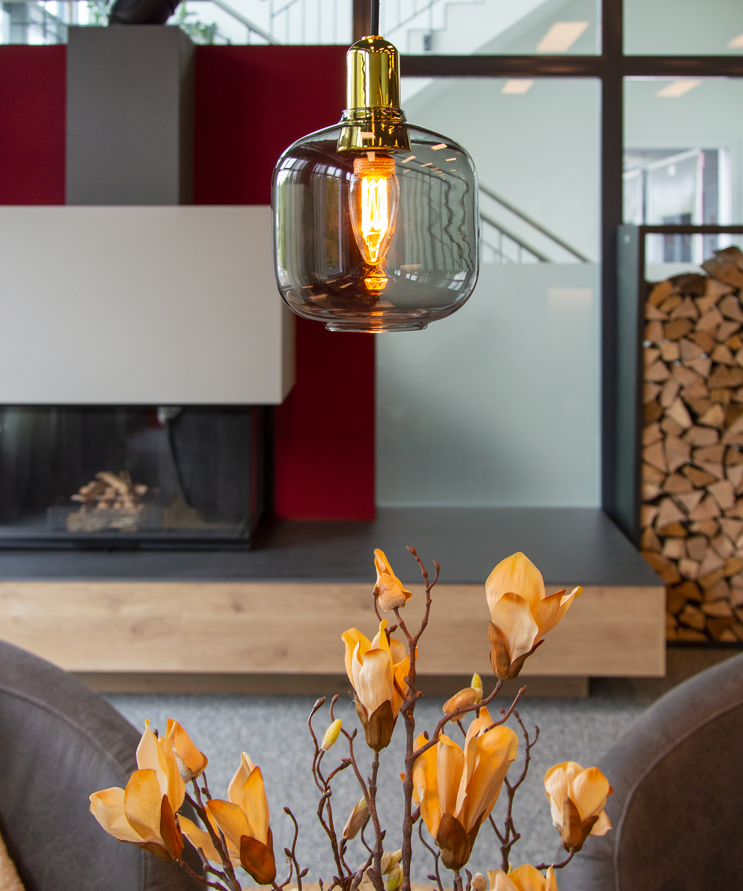 Gemütliches Ambiente mit Lampe von Normann Copenhagen und Cheminee