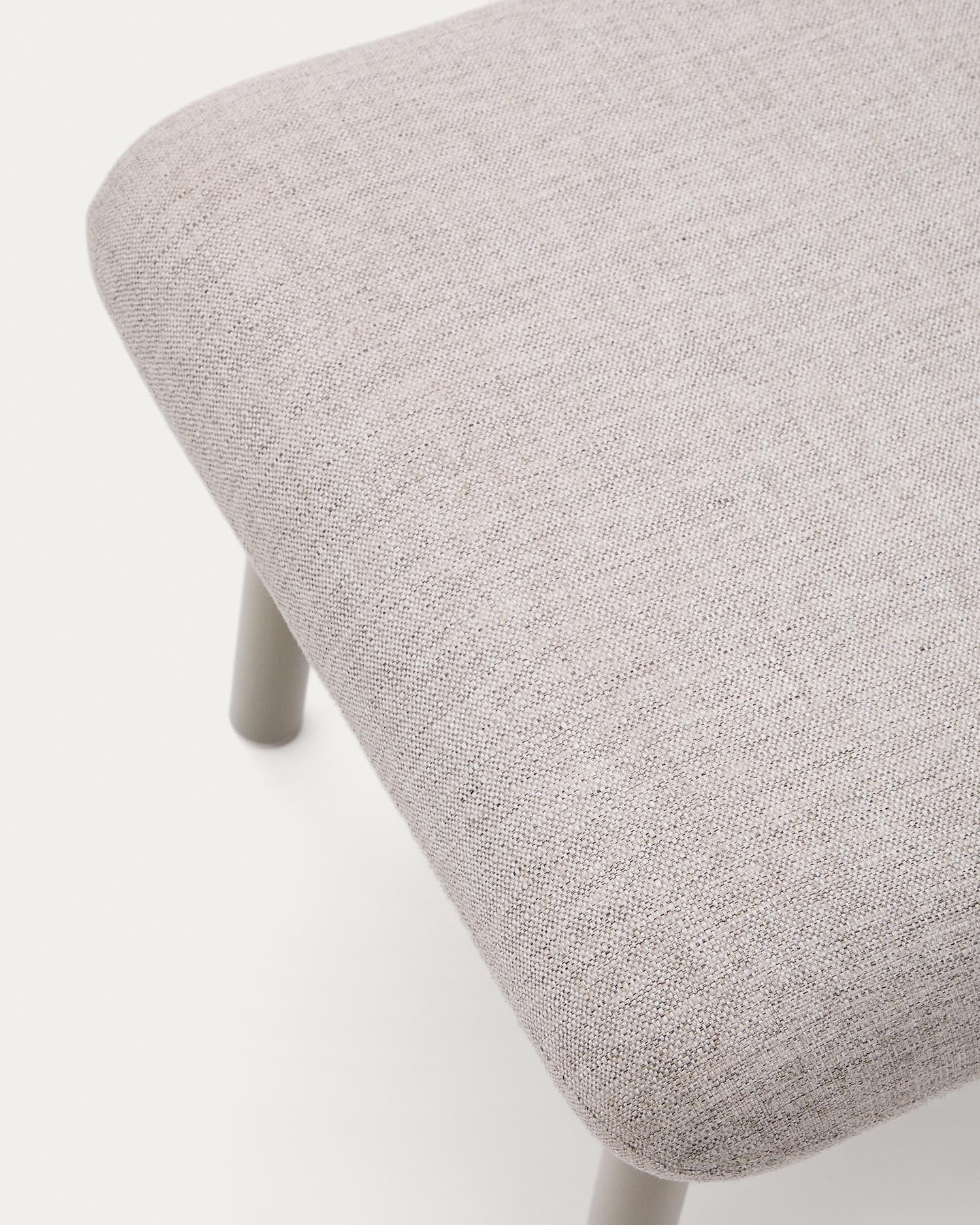 Entdecken Sie die elegante Fußablage Inari in Beige von Kave Home – ein perfektes Zusammenspiel aus modernem Stil, Komfort und umweltfreundlichen Materialien.