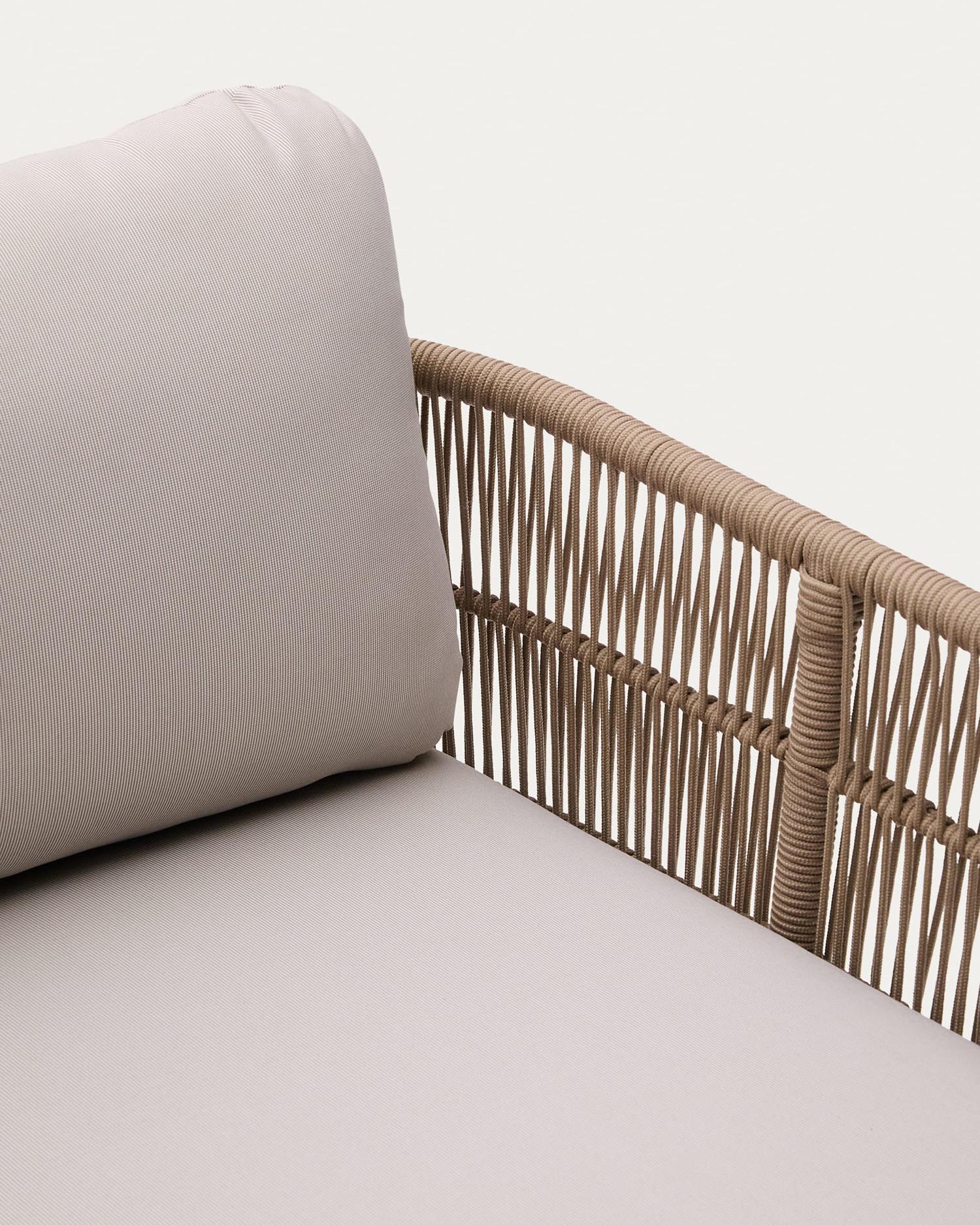 Stilvolle 2er-Sonnenliege Catalina aus robustem Akazienholz und handgeflochtenem Seil, perfekt für entspannte Stunden im Freien.